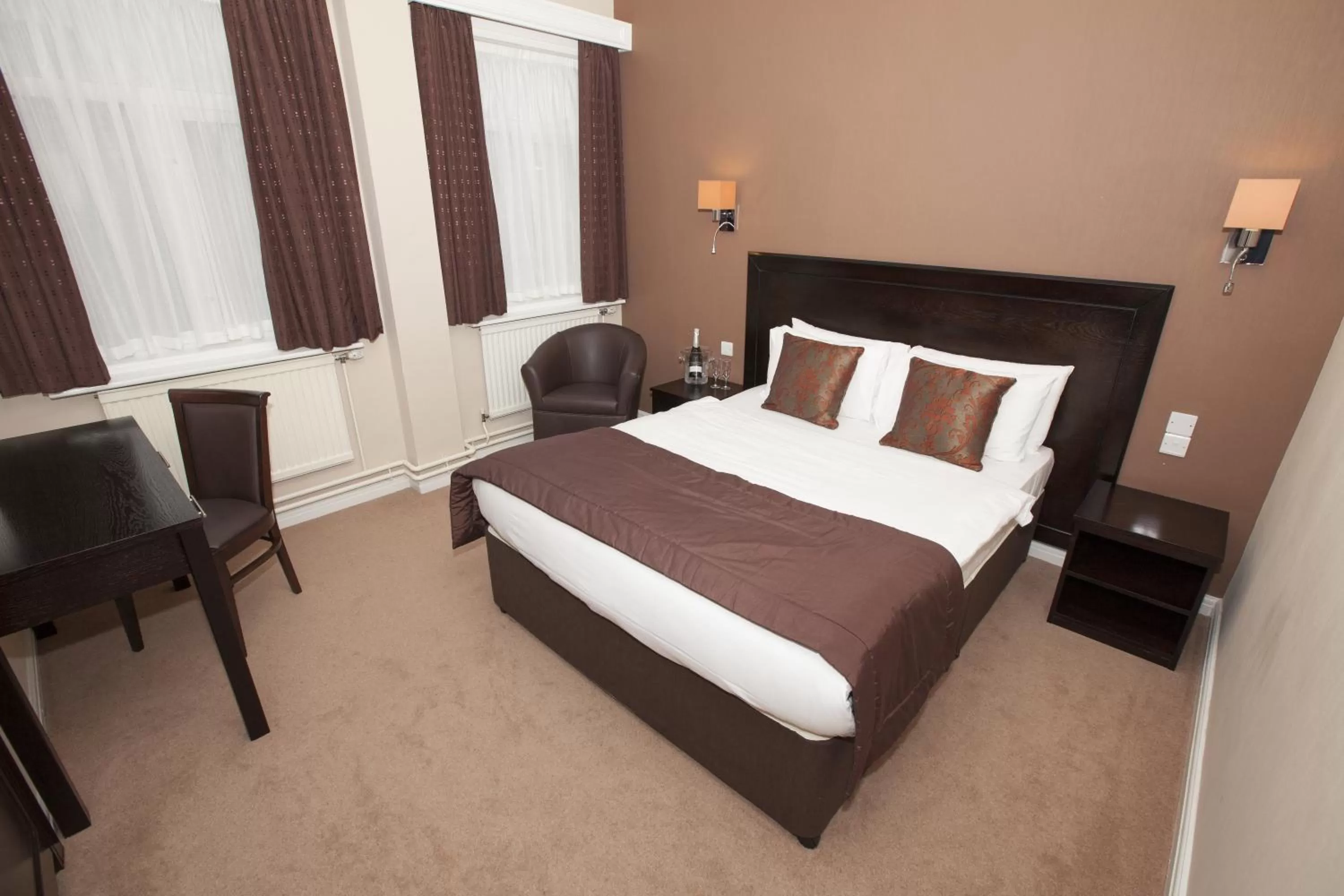 Photo of the whole room, Bed in Dolphin SA1