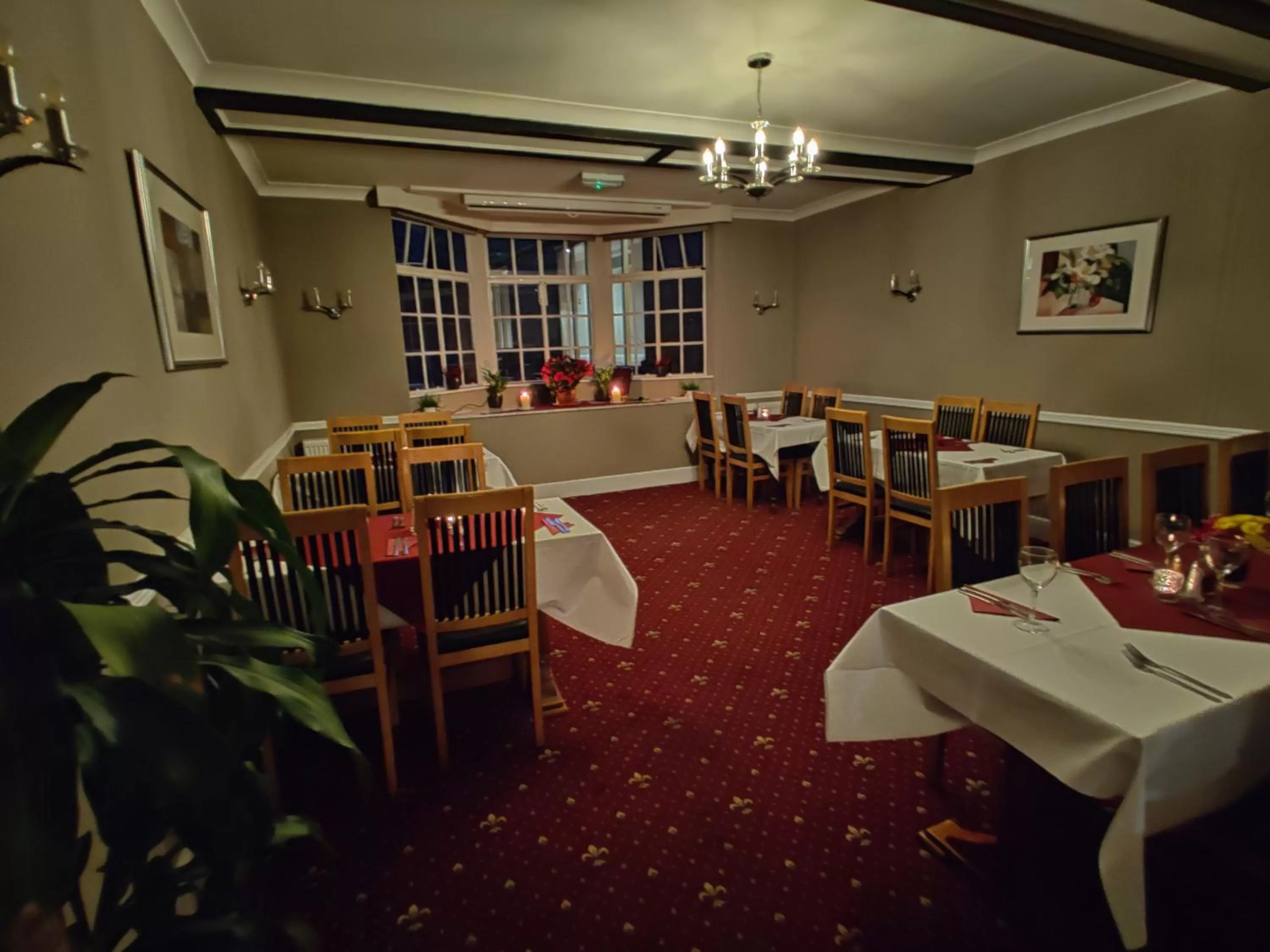 Restaurant/Places to Eat in Brambletye Hotel