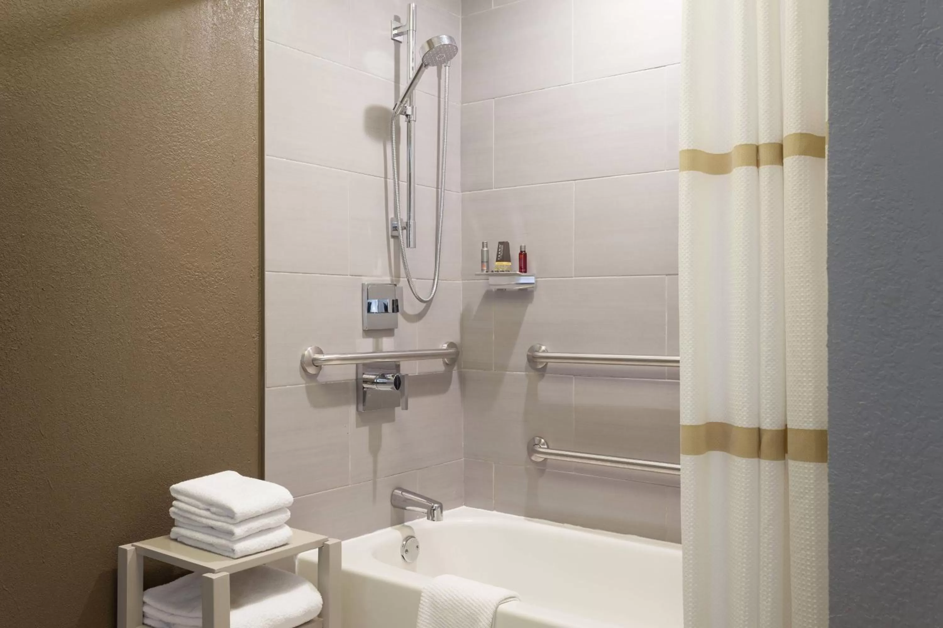 Bathroom in Marriott Savannah Riverfront