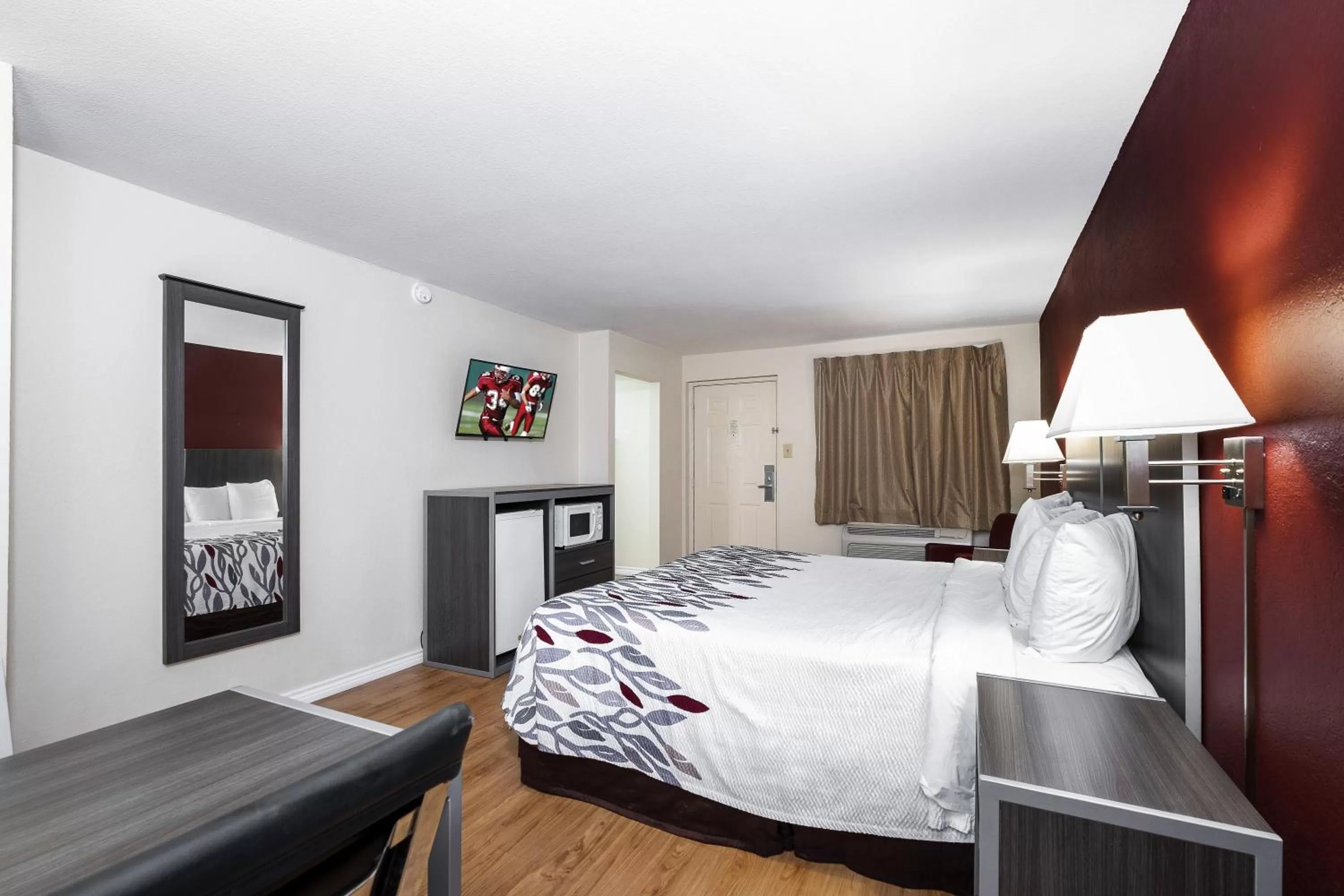 Photo of the whole room, Bed in Red Roof Inn Houston North - FM1960 & I-45