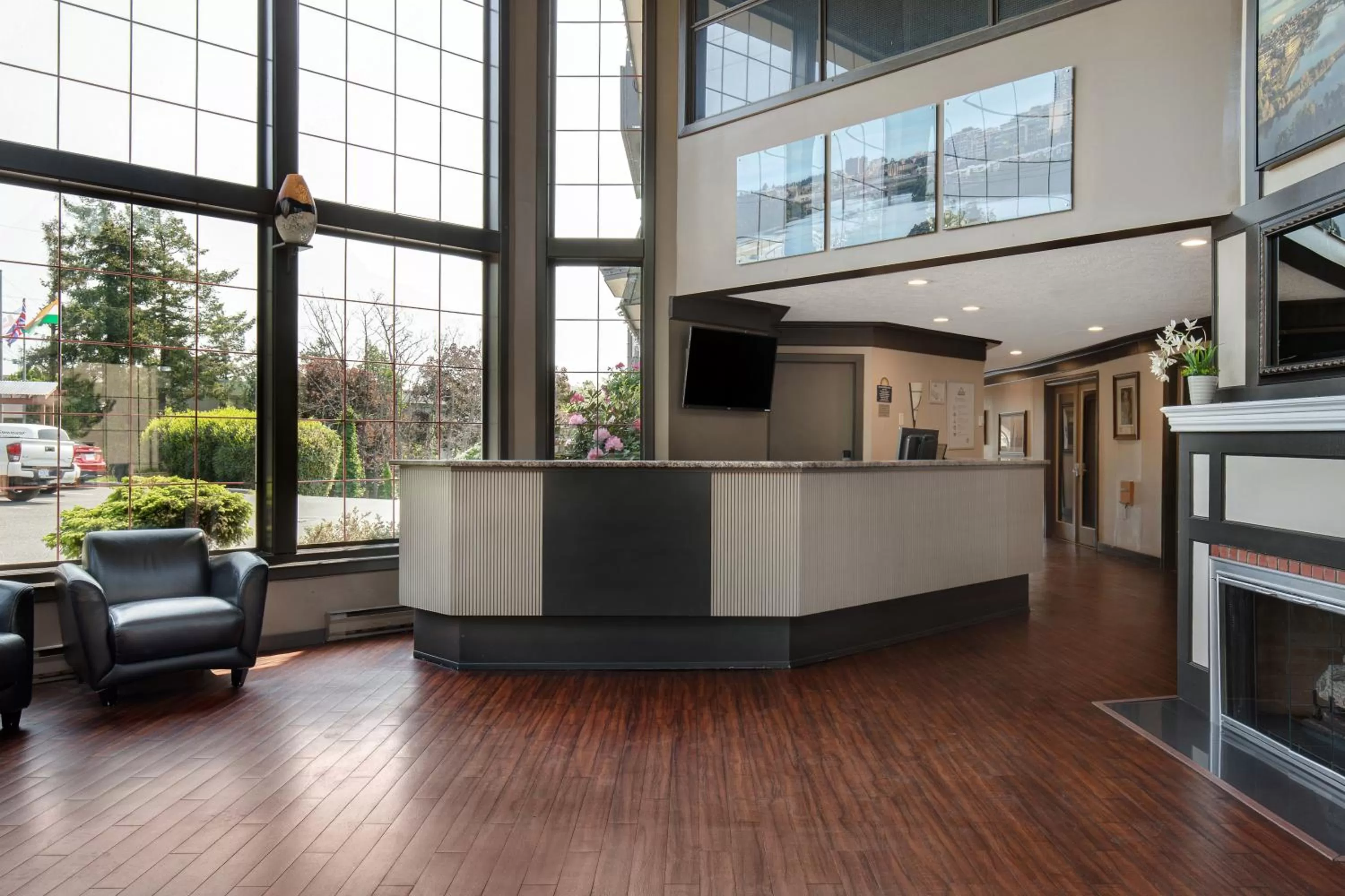 Lobby or reception in Days Inn by Wyndham Victoria Uptown