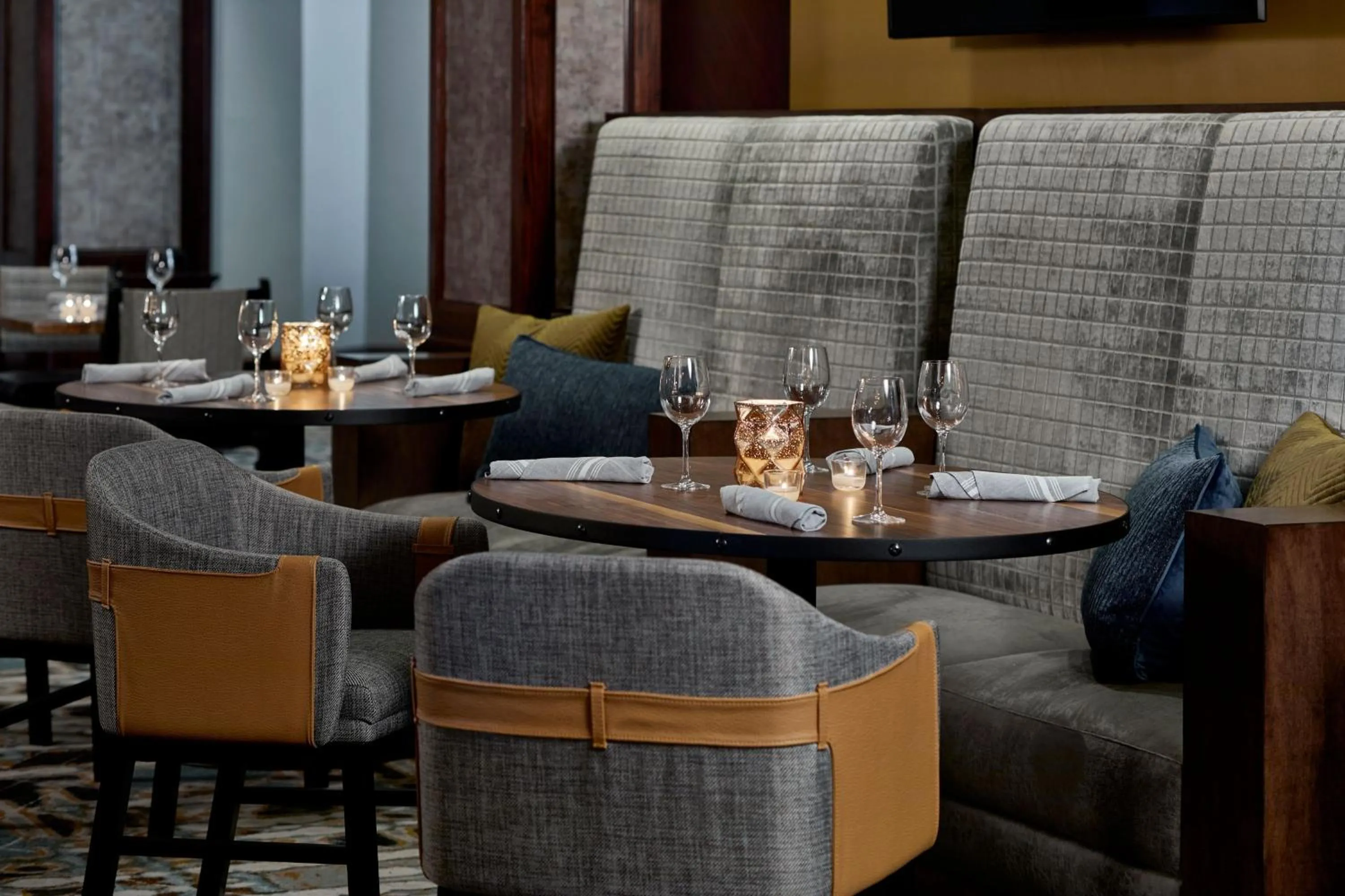 Restaurant/places to eat in Renaissance Mobile Riverview Plaza Hotel