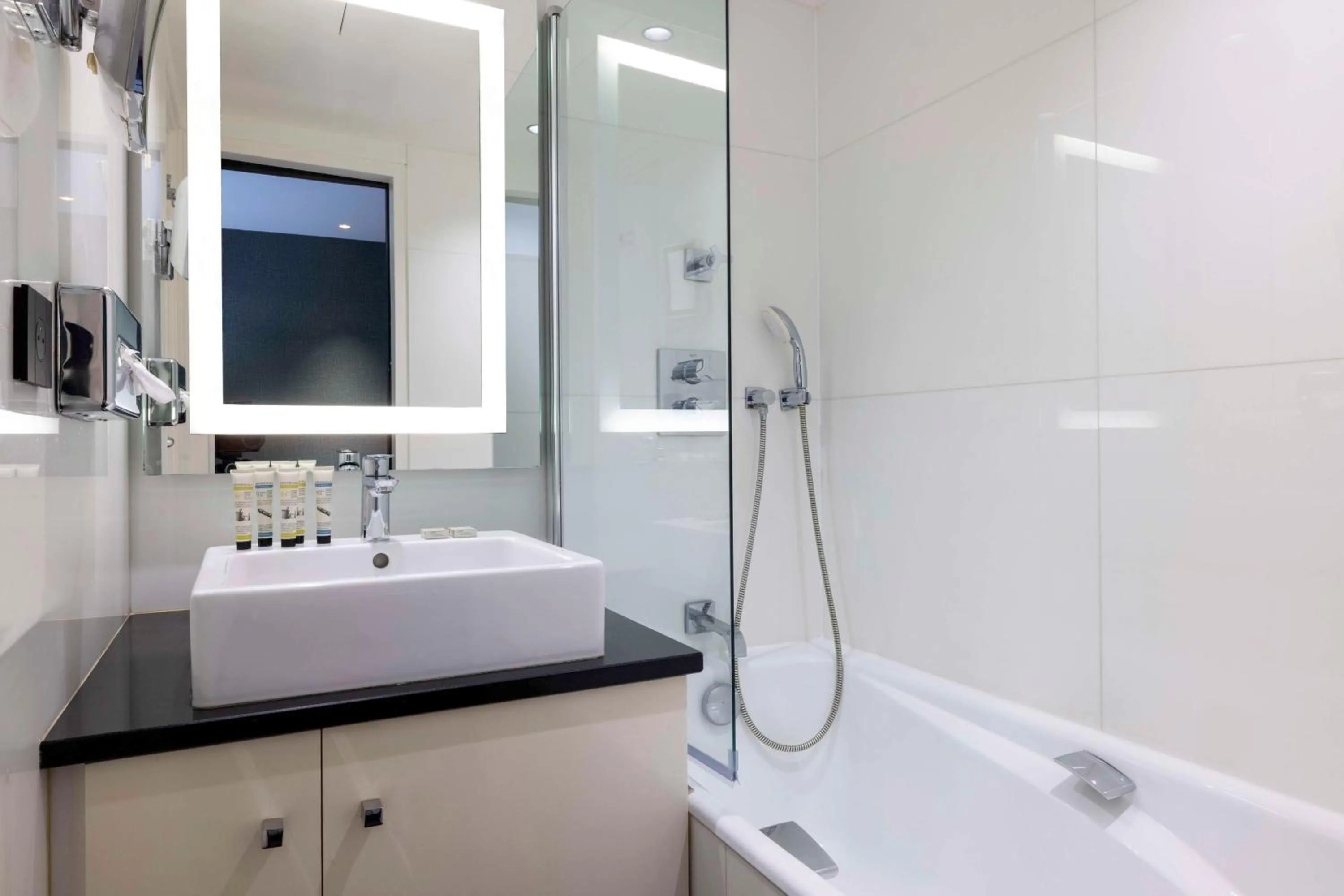Bathroom in Best Western Bretagne Montparnasse
