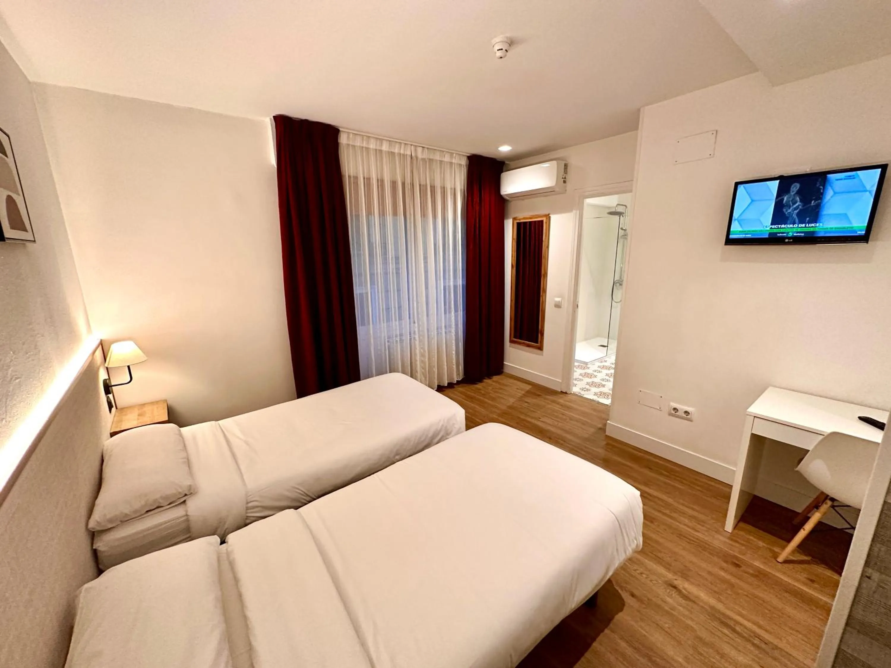 Photo of the whole room, Bed in Far Home Gran Vía