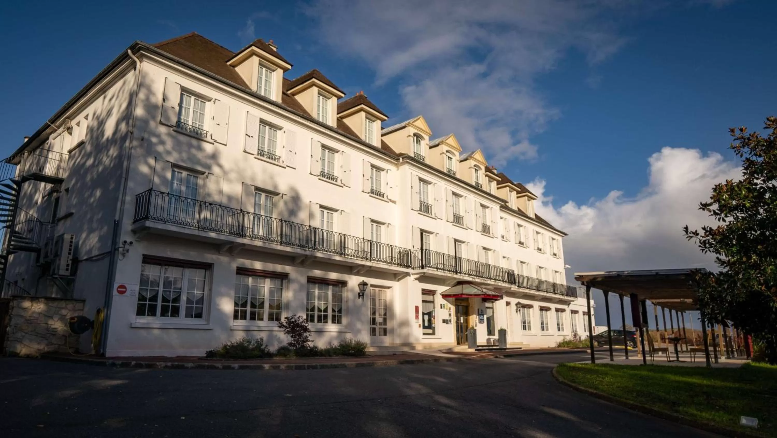 Property building in Best Western Hotel Ile de France