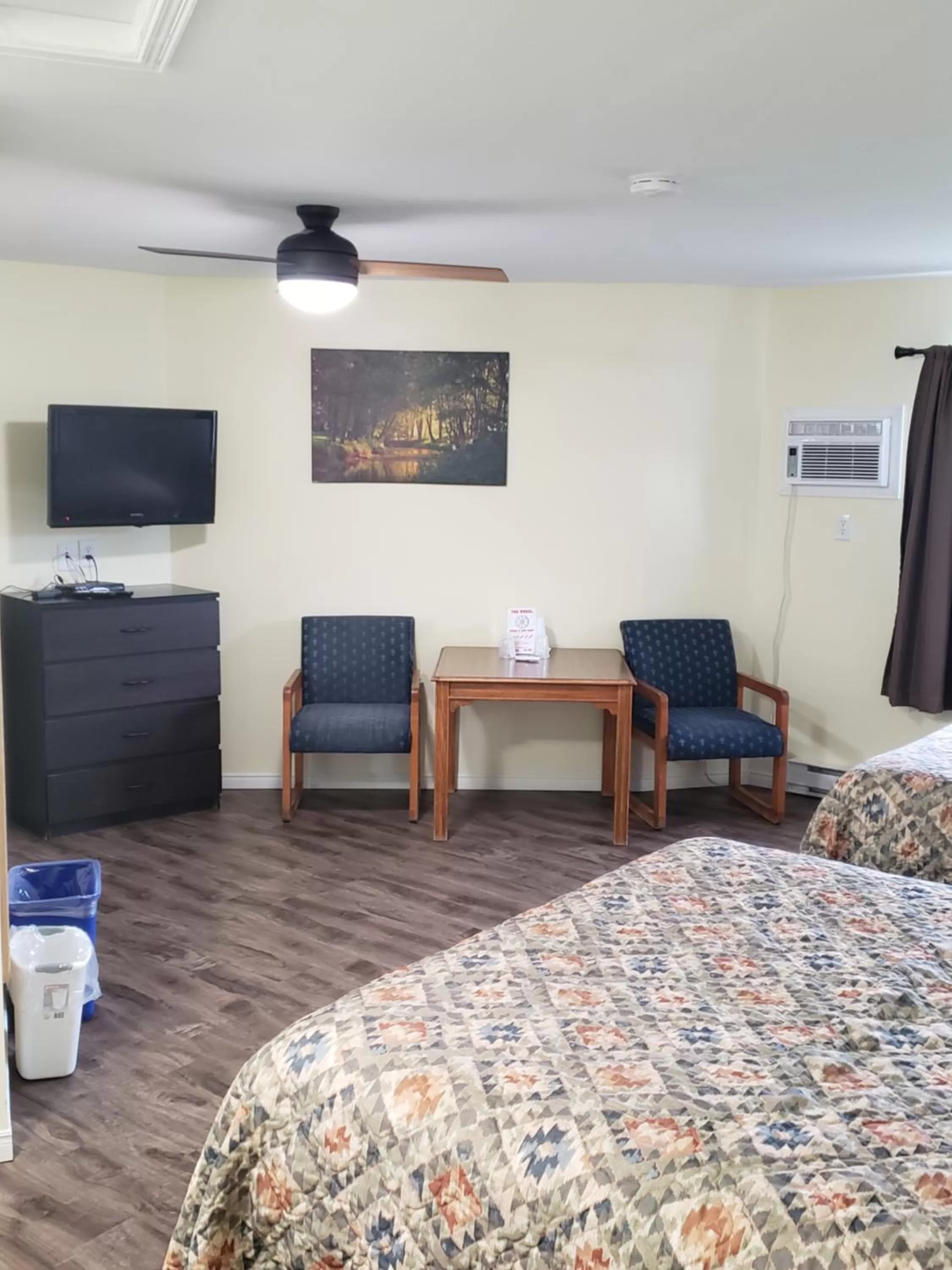 Bed in Homeward Inns of Canada