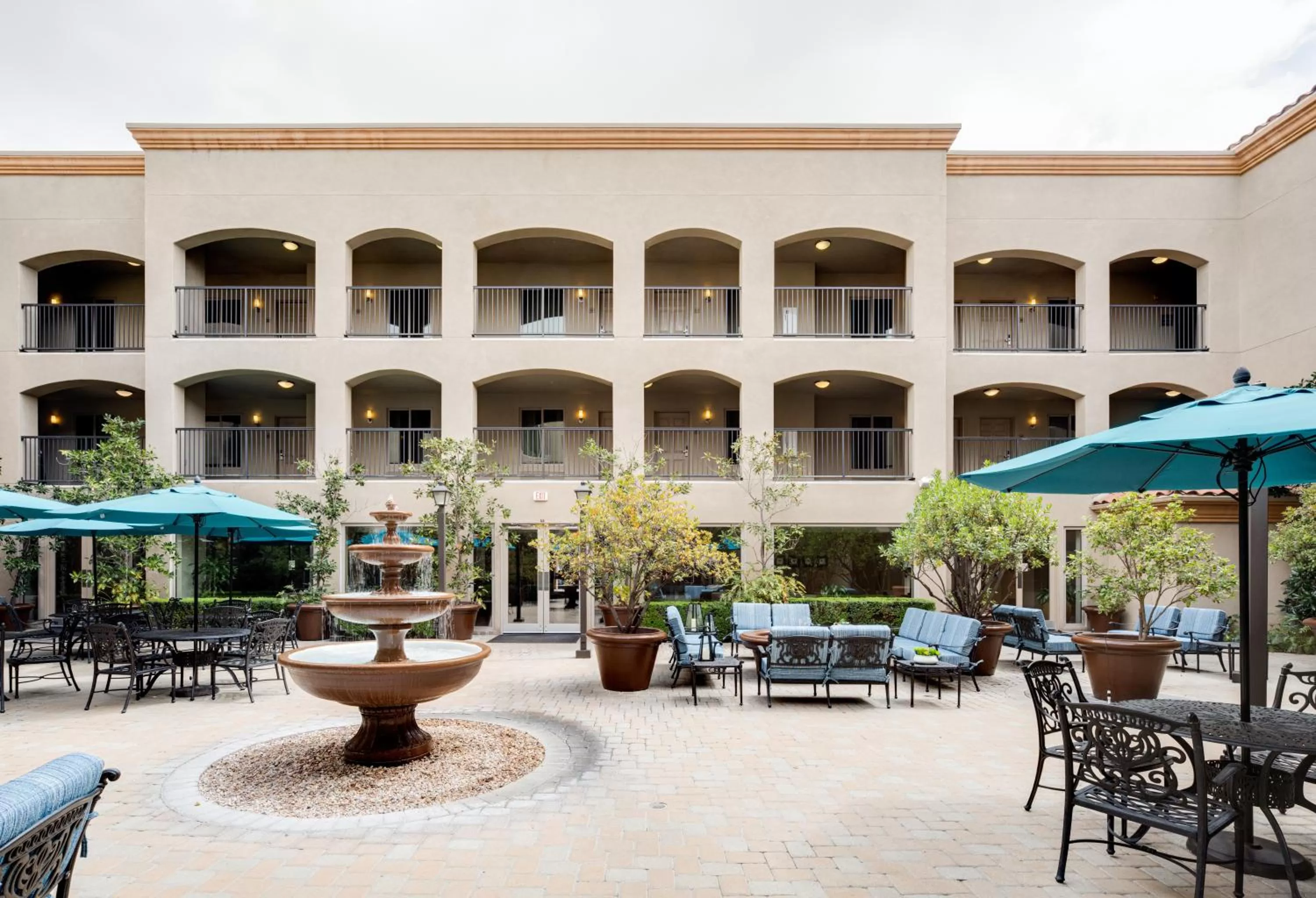 Inner courtyard view in Ayres Hotel & Spa Mission Viejo - Lake Forest