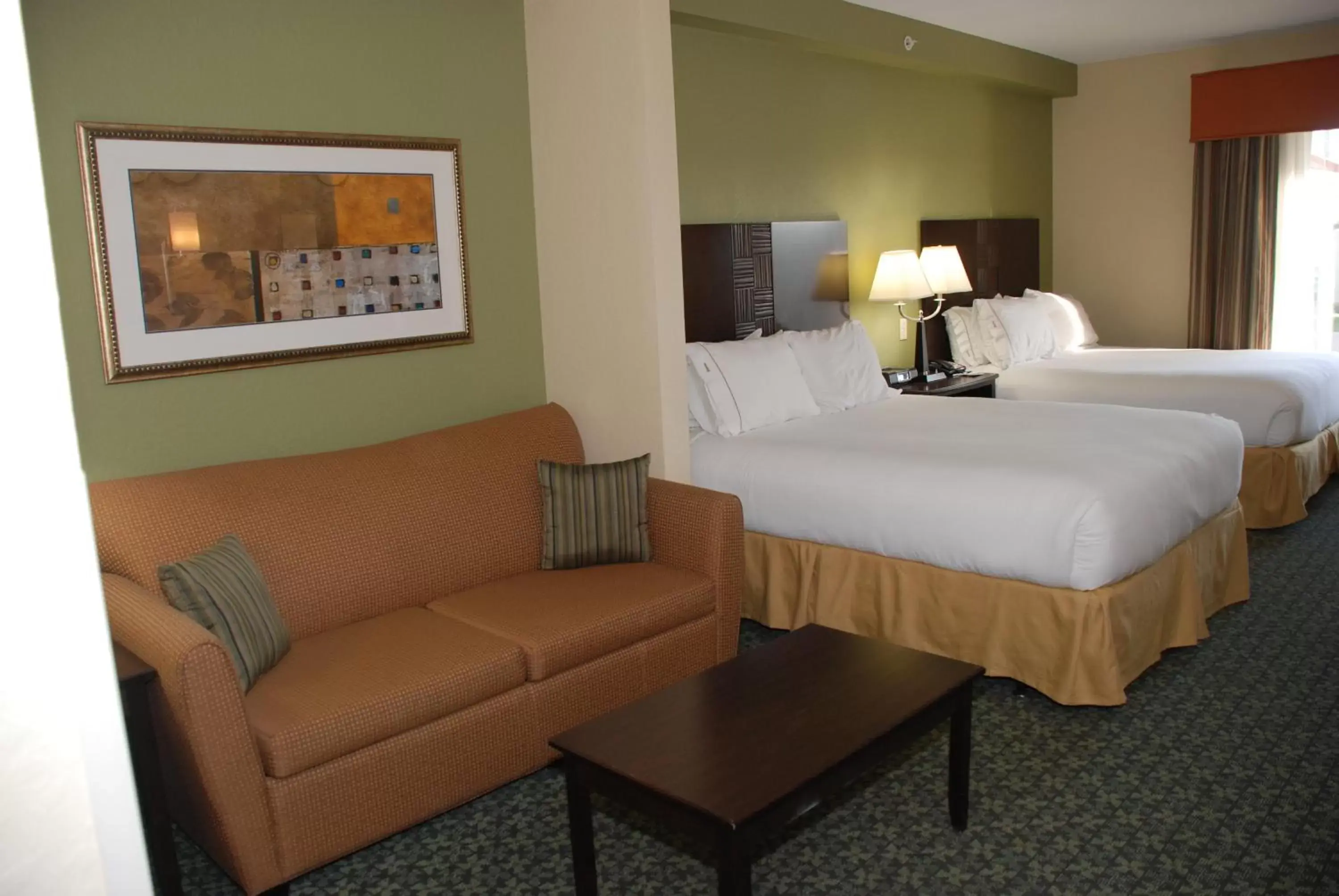 Standard Queen Room with Two Queen Beds and Mobility Accessible Tub in Holiday Inn Express & Suites Covington by IHG Standard Queen Room with Two Queen Beds and Mobility Accessible Tub in Holiday Inn Express & Suites Covington by IHG