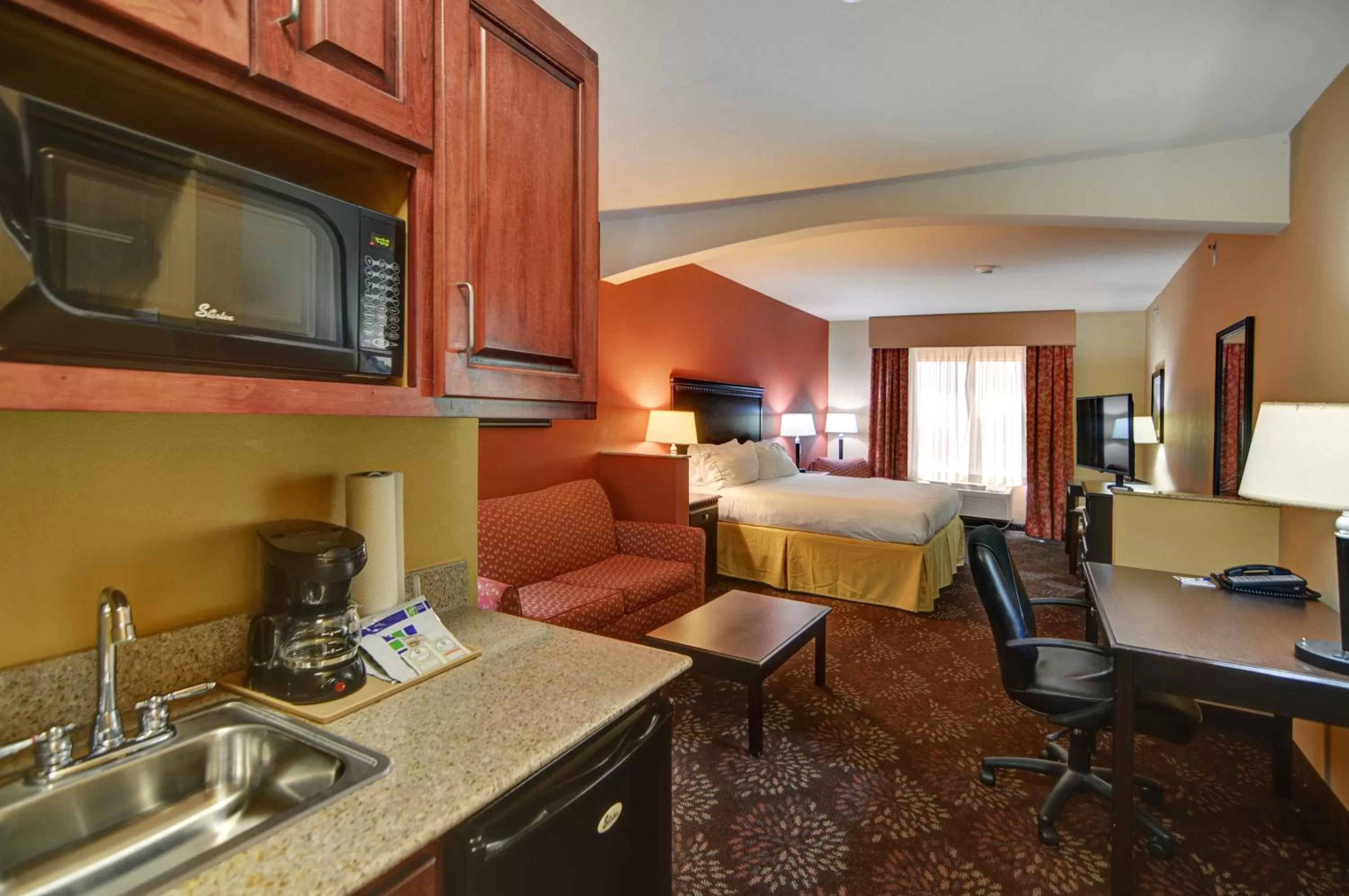 Kitchen or kitchenette in Holiday Inn Express Hotel and Suites Altus by IHG