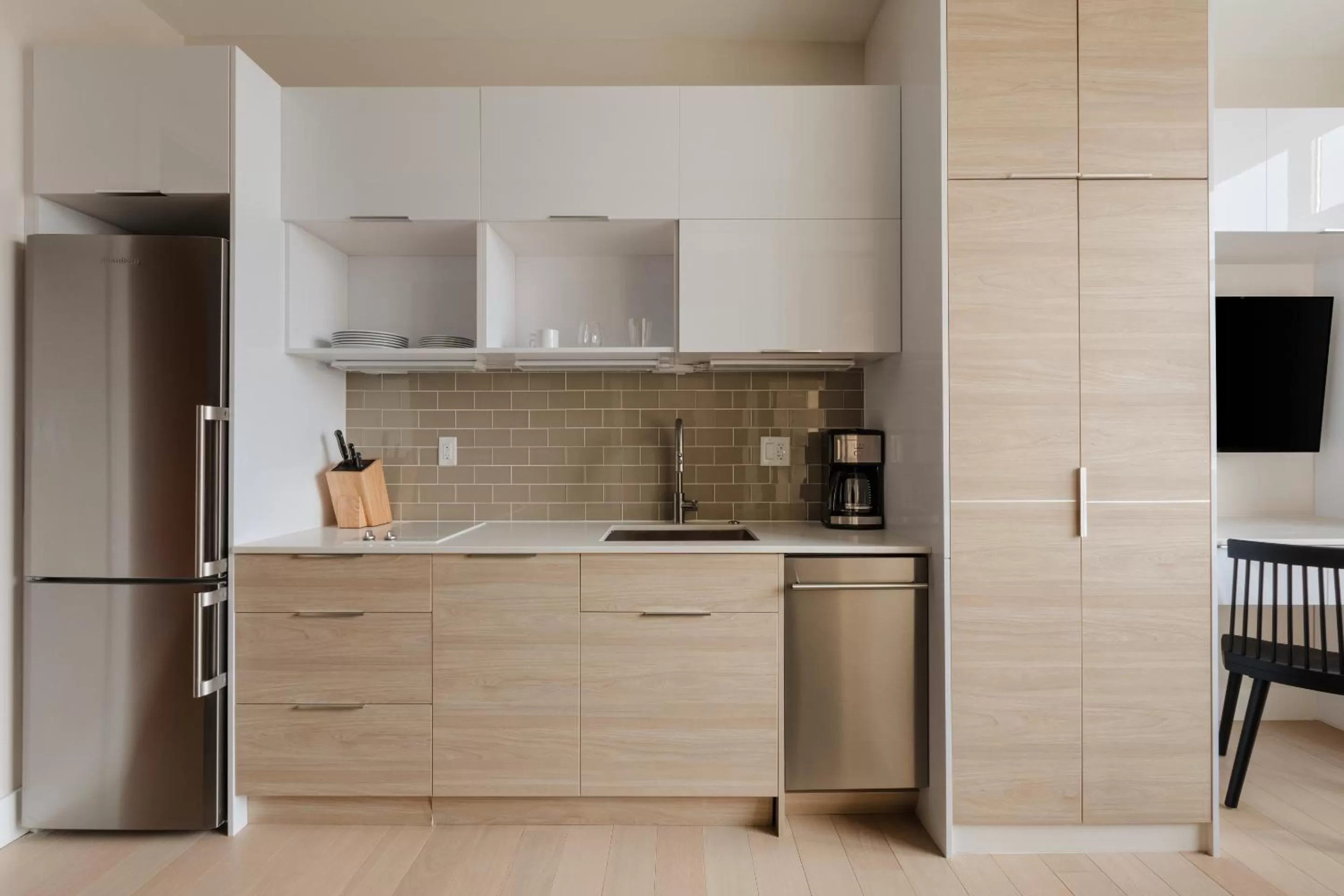 Living room, Kitchen/Kitchenette in Sonder The Mint