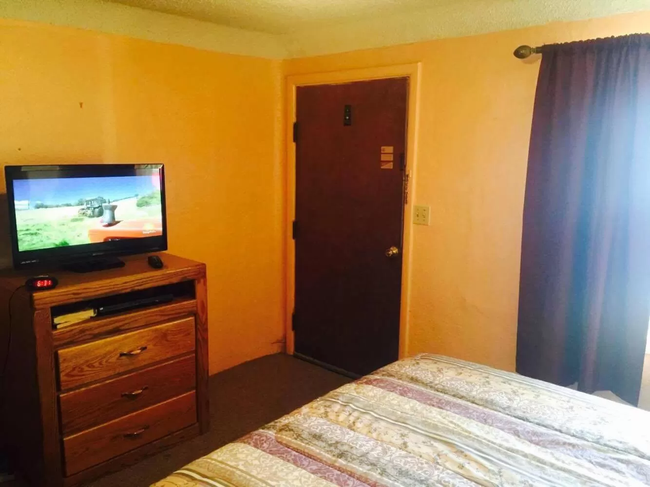 TV and multimedia, Bed in Budget Inn Motel Chemult