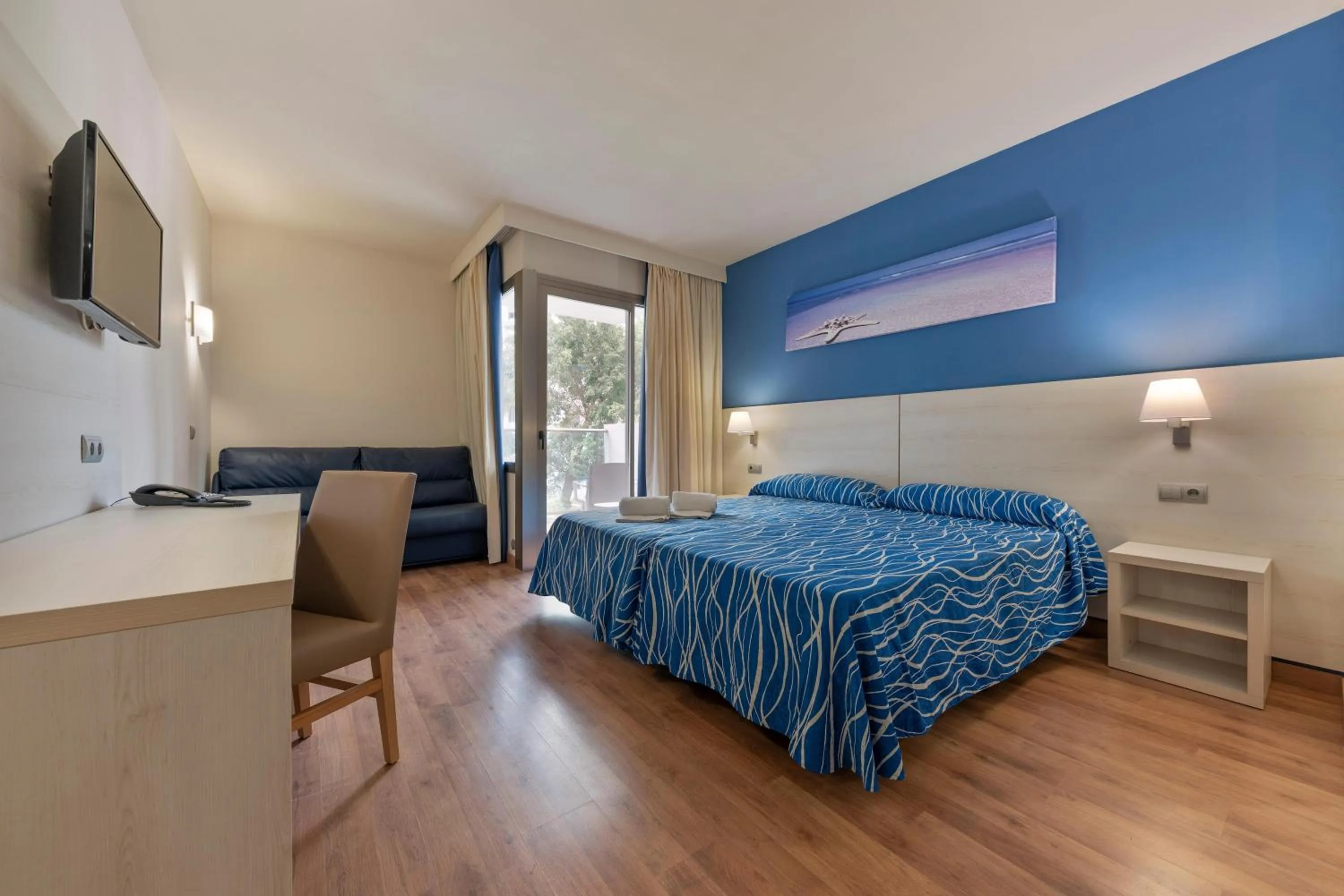 Photo of the whole room, Bed in Hotel Best Delta