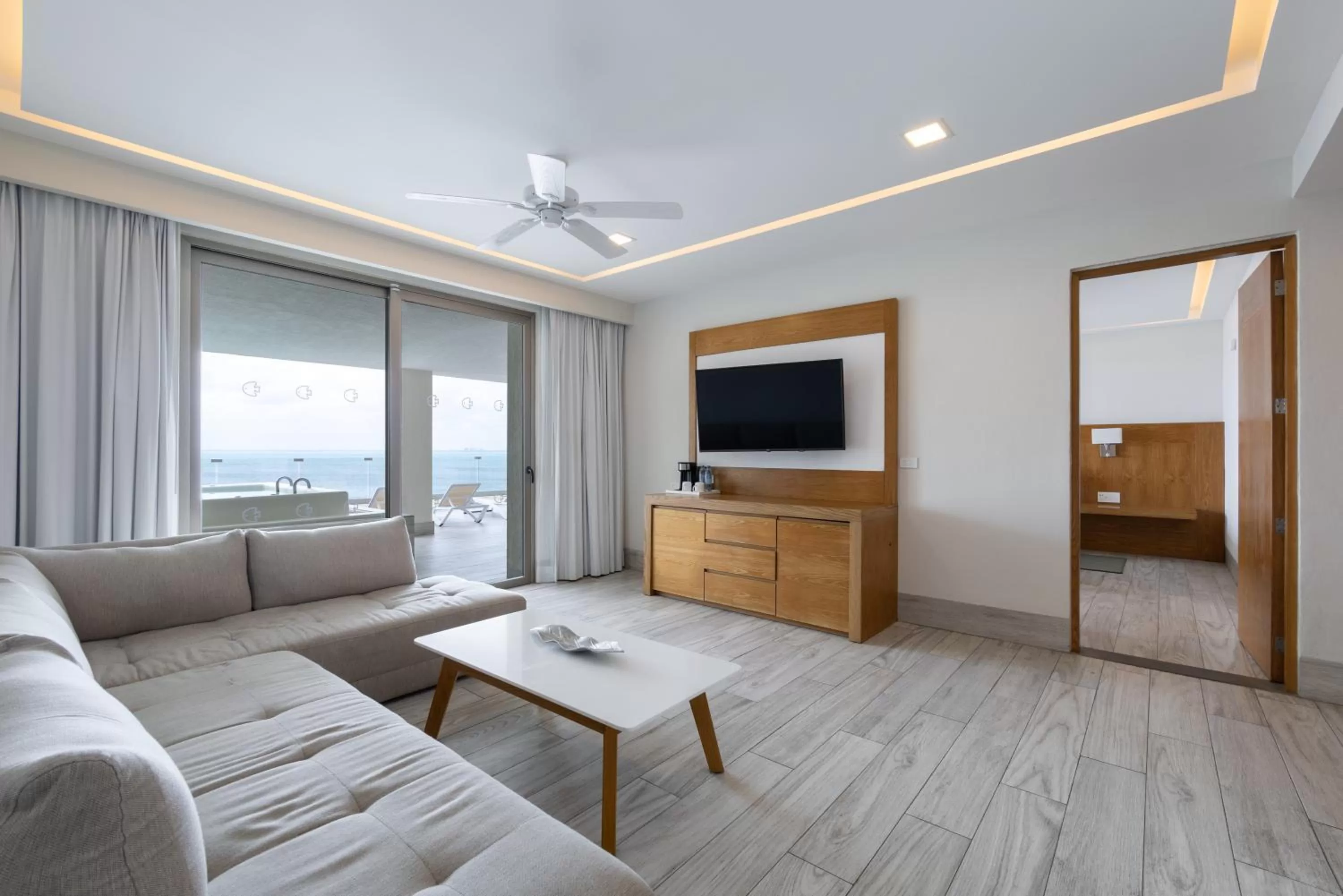 Communal lounge/ TV room in Izla Beach Front Hotel