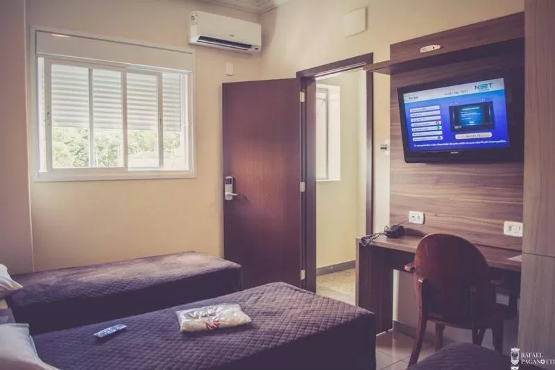 Bedroom, TV/Entertainment Center in Jardim Hotel