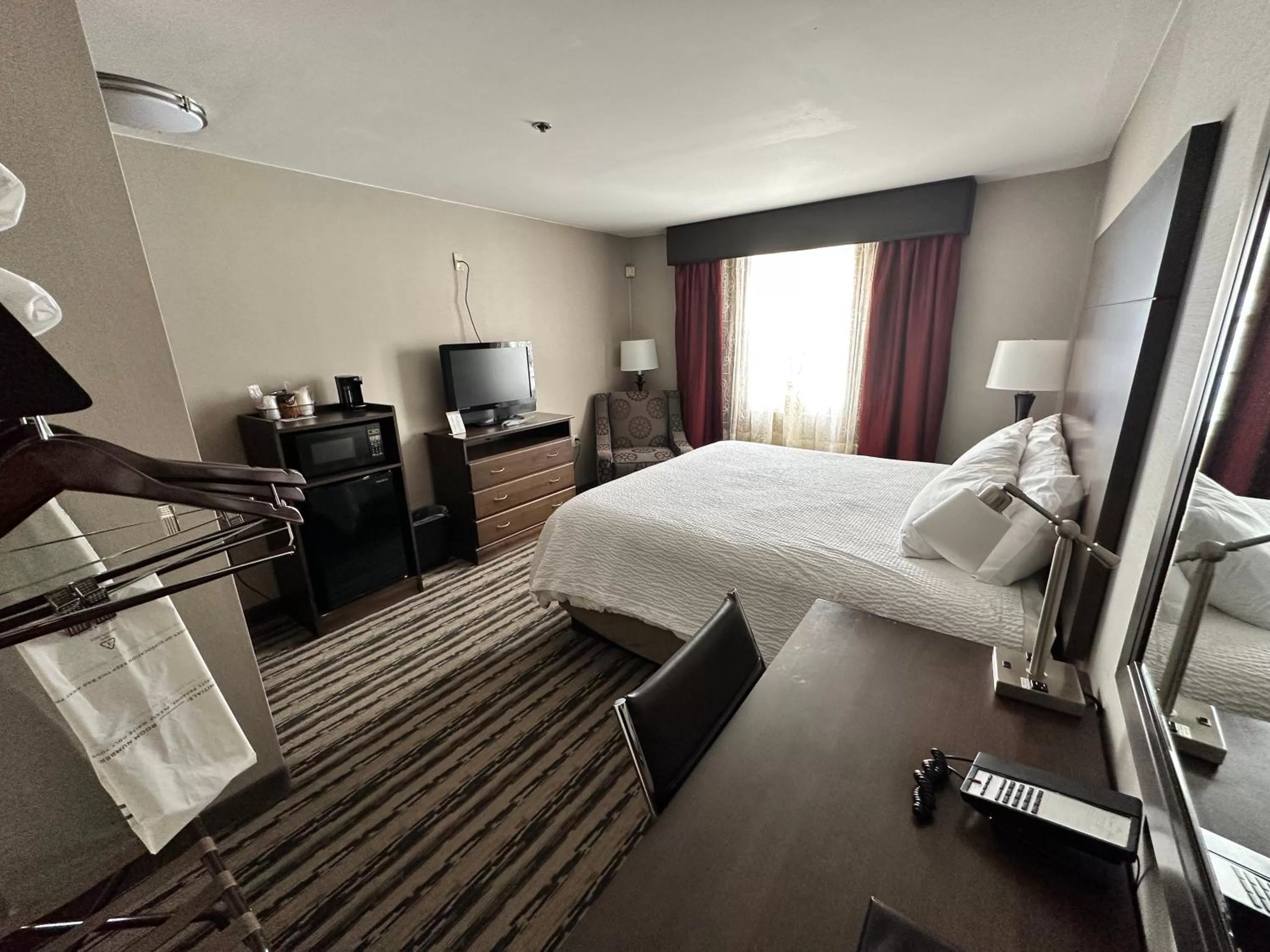 Photo of the whole room, Bed in Colonial Hotel