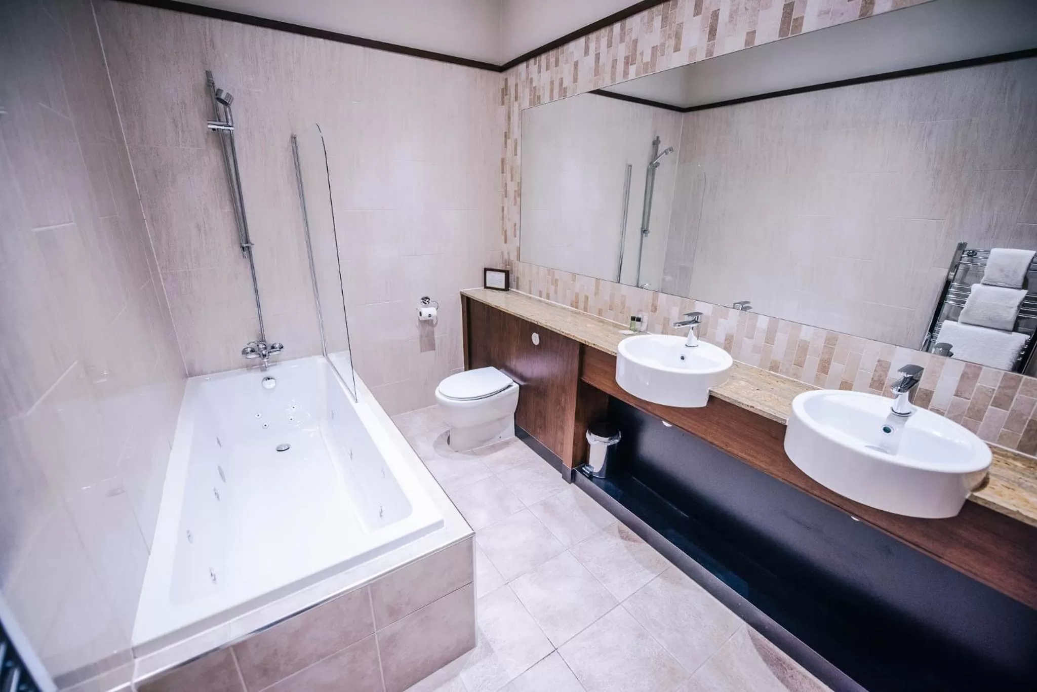 Bathroom in Lynnhurst Hotel