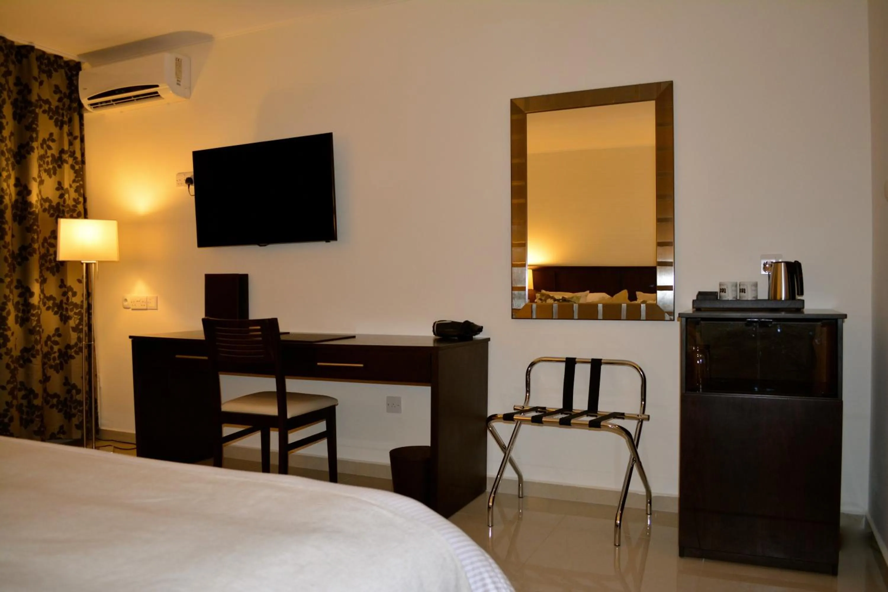 TV and multimedia, Bed in New Brookfields Hotel