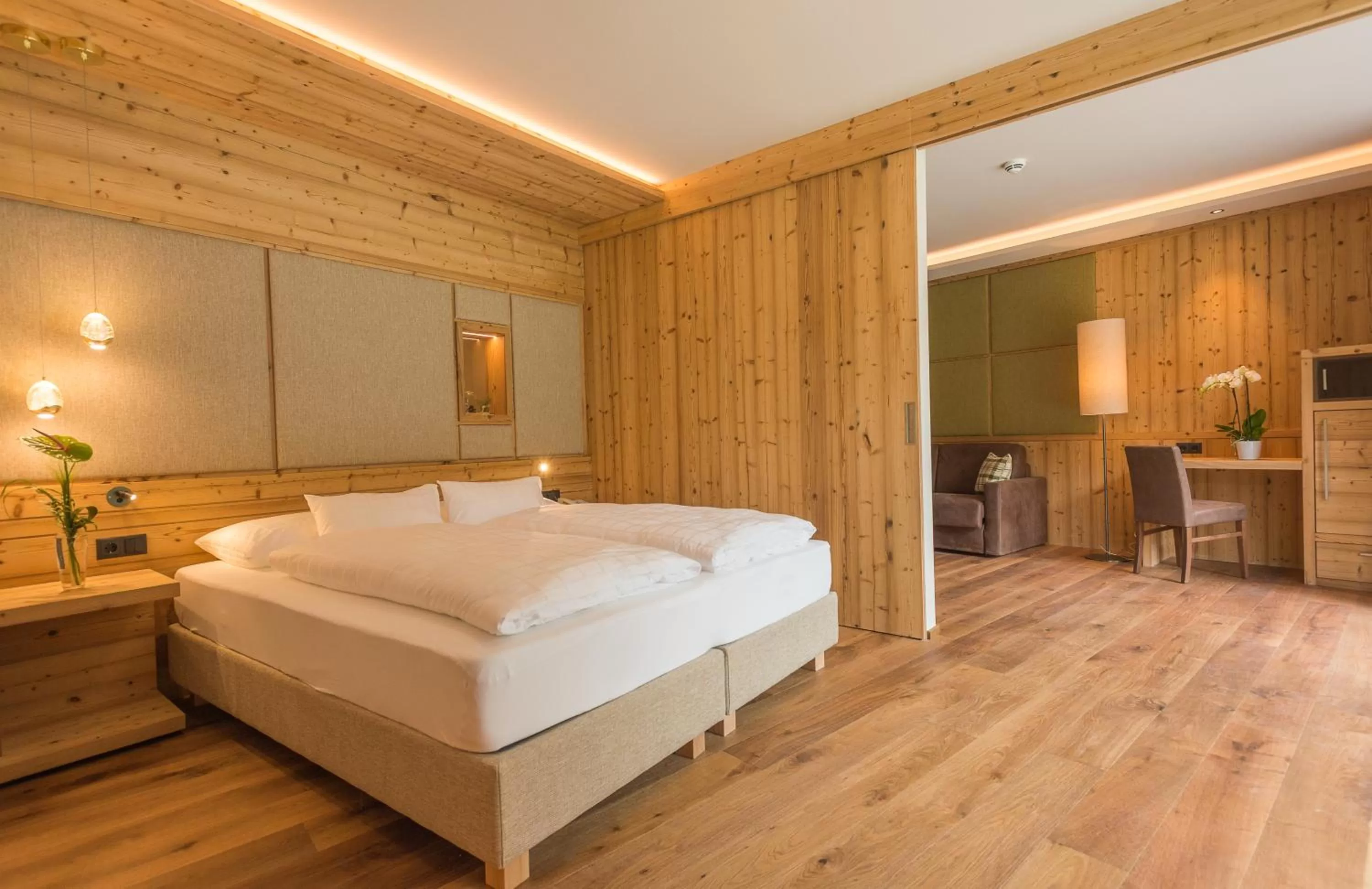 Photo of the whole room, Bed in Hotel Weiher Green Lake