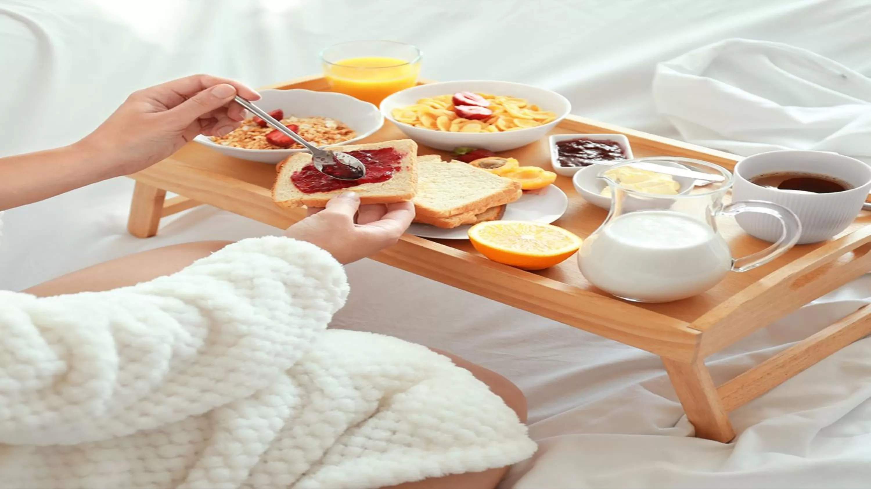 Restaurant/places to eat, Bed in Holiday Inn Express Kolkata Airport by IHG