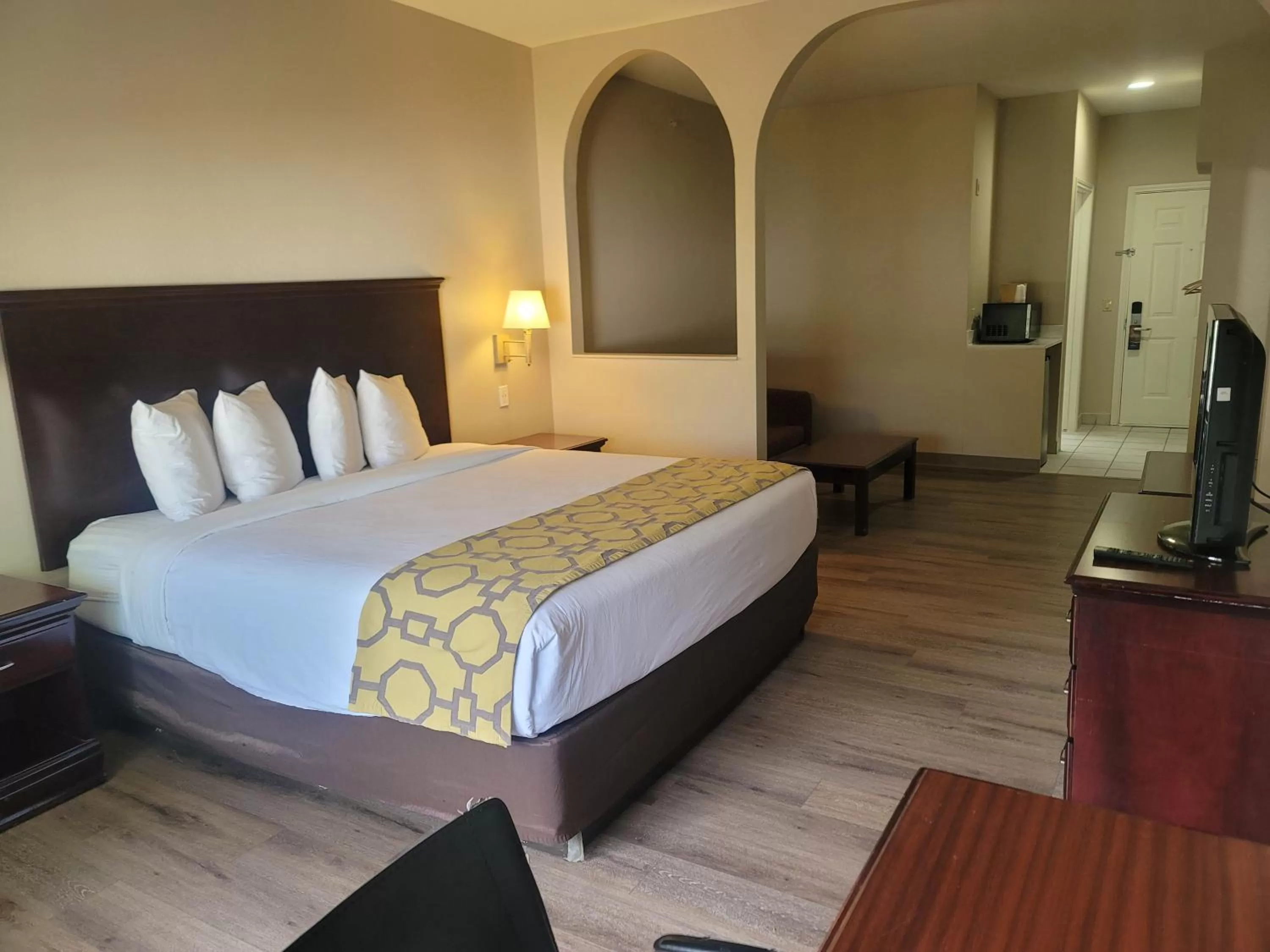 Photo of the whole room, Bed in Baymont by Wyndham Houston Brookhollow