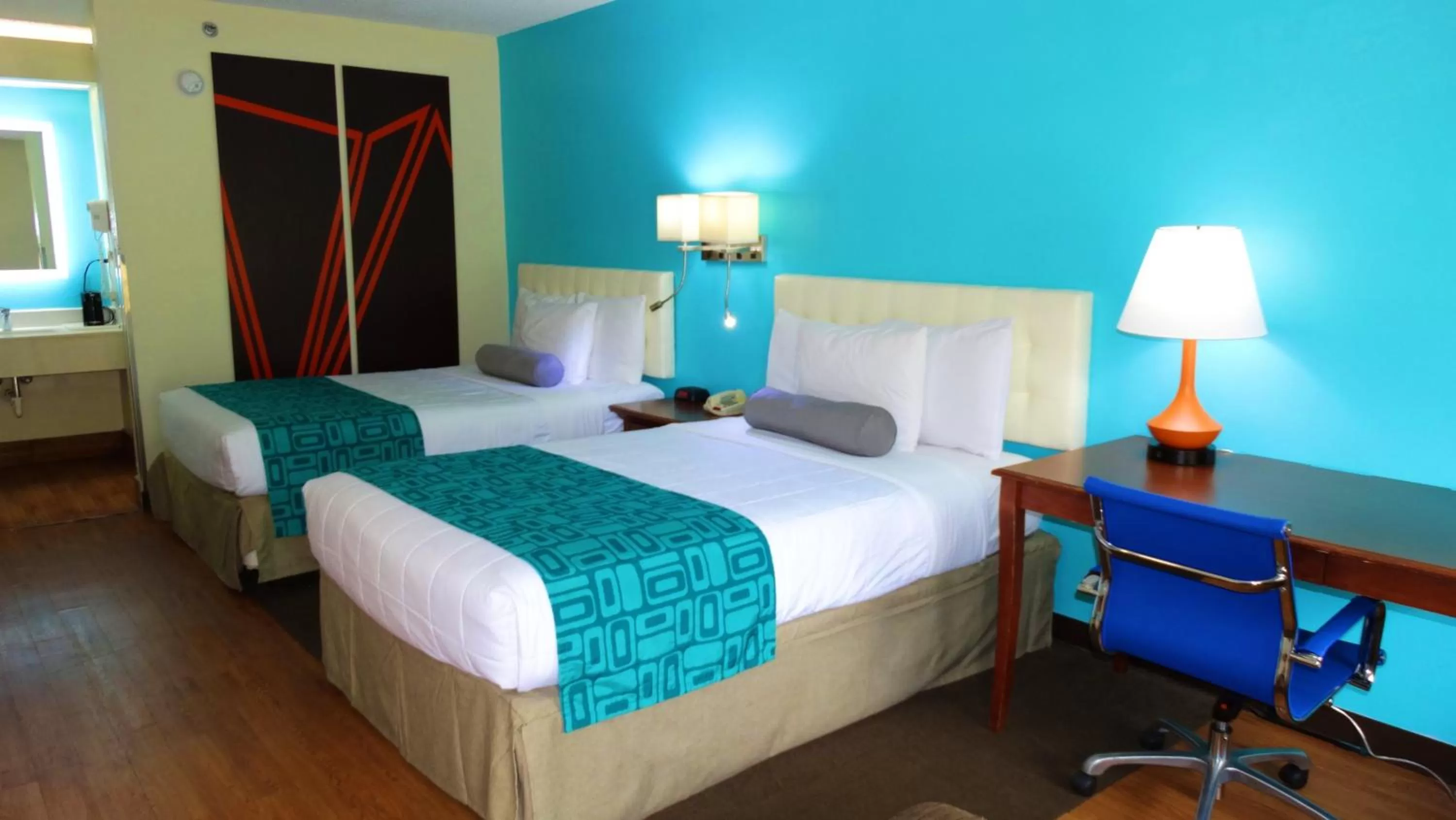 Photo of the whole room, Bed in Howard Johnson by Wyndham Savannah GA