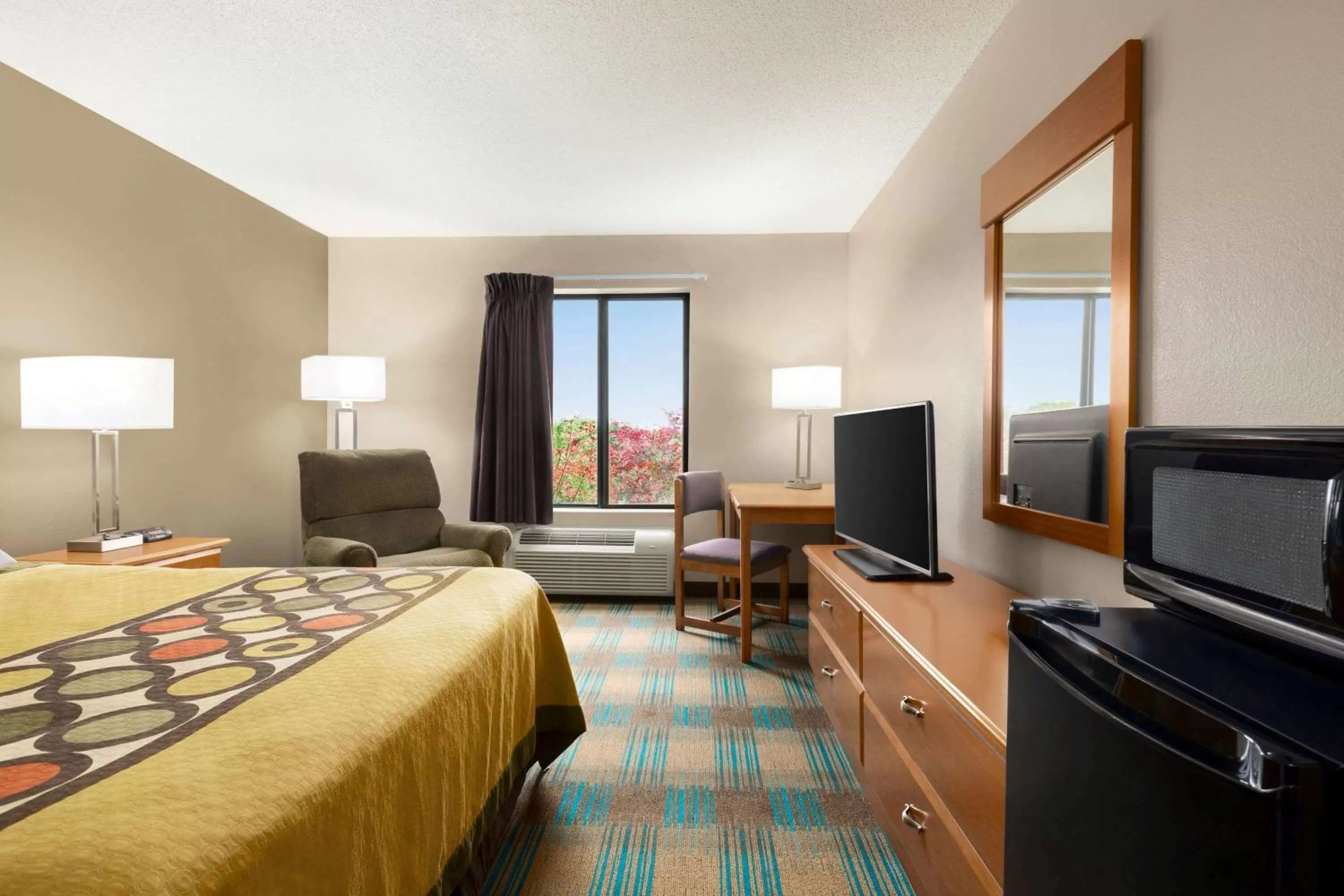 Photo of the whole room, Bed in Super 8 by Wyndham Hannibal