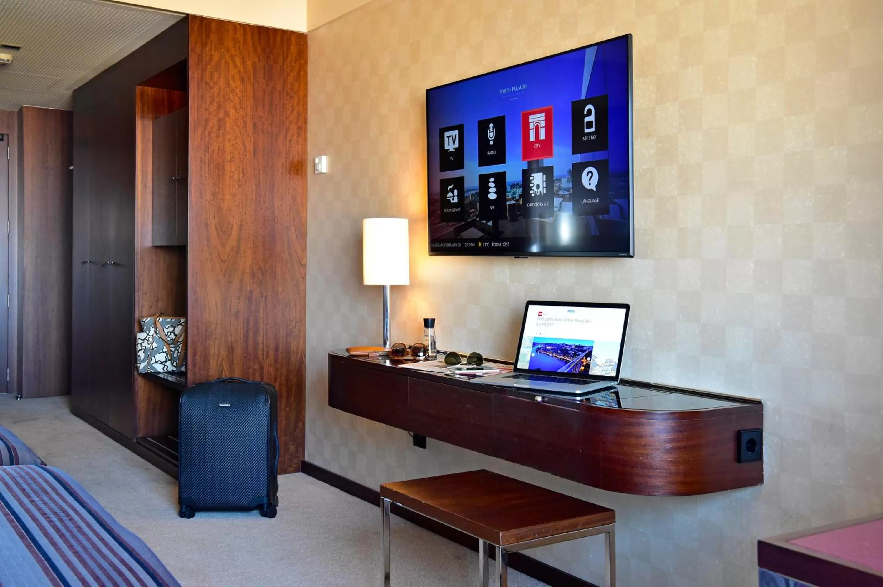 TV and multimedia in Porto Palácio Hotel by The Editory