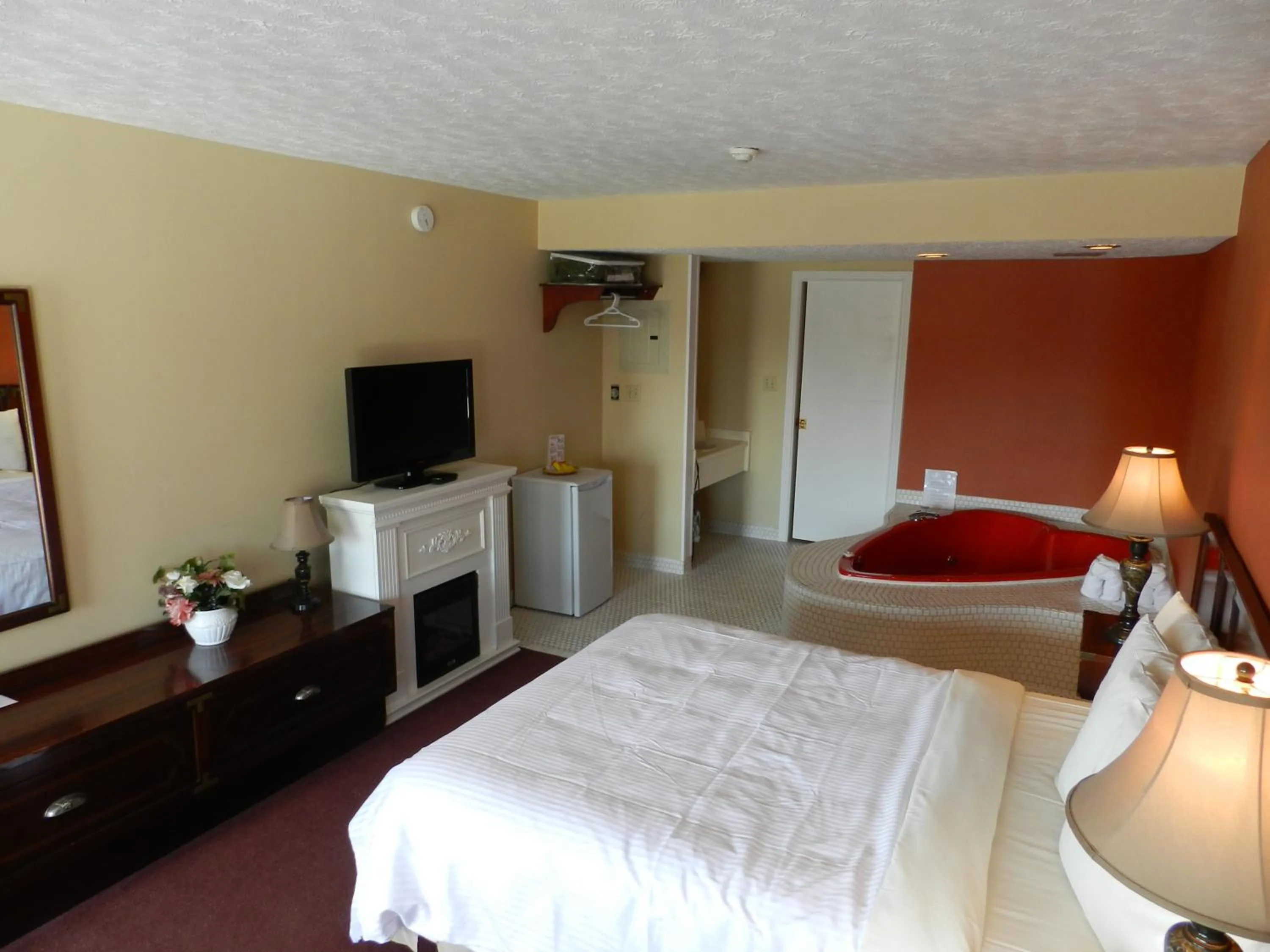 Bed in Kings Inn Near the Falls