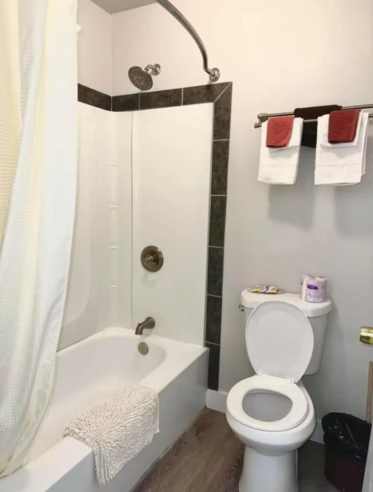 Shower, Bathroom in Sundown Lodge