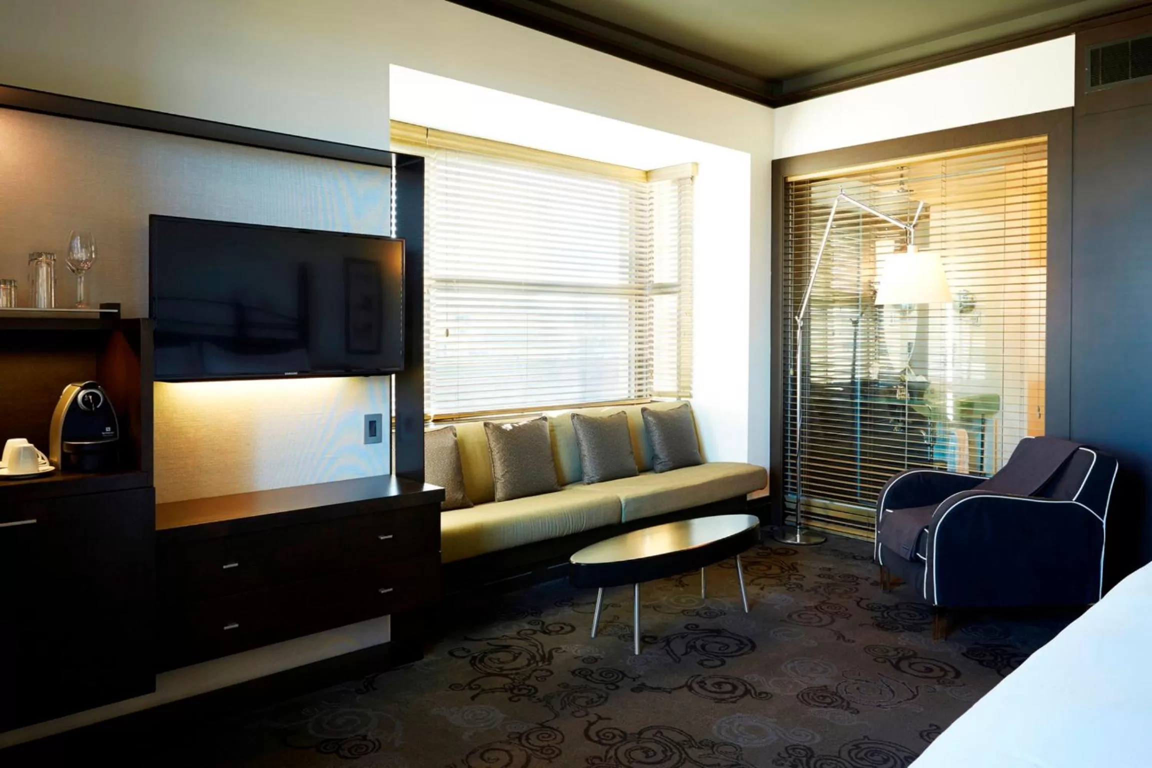 Living room, Bed in Hôtel Le Germain Québec