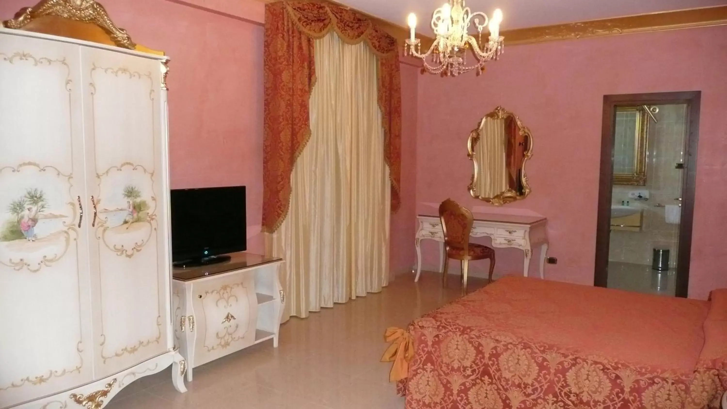 Luxury Triple Room in Hotel Riva Del Sole Luxury Triple Room in Hotel Riva Del Sole