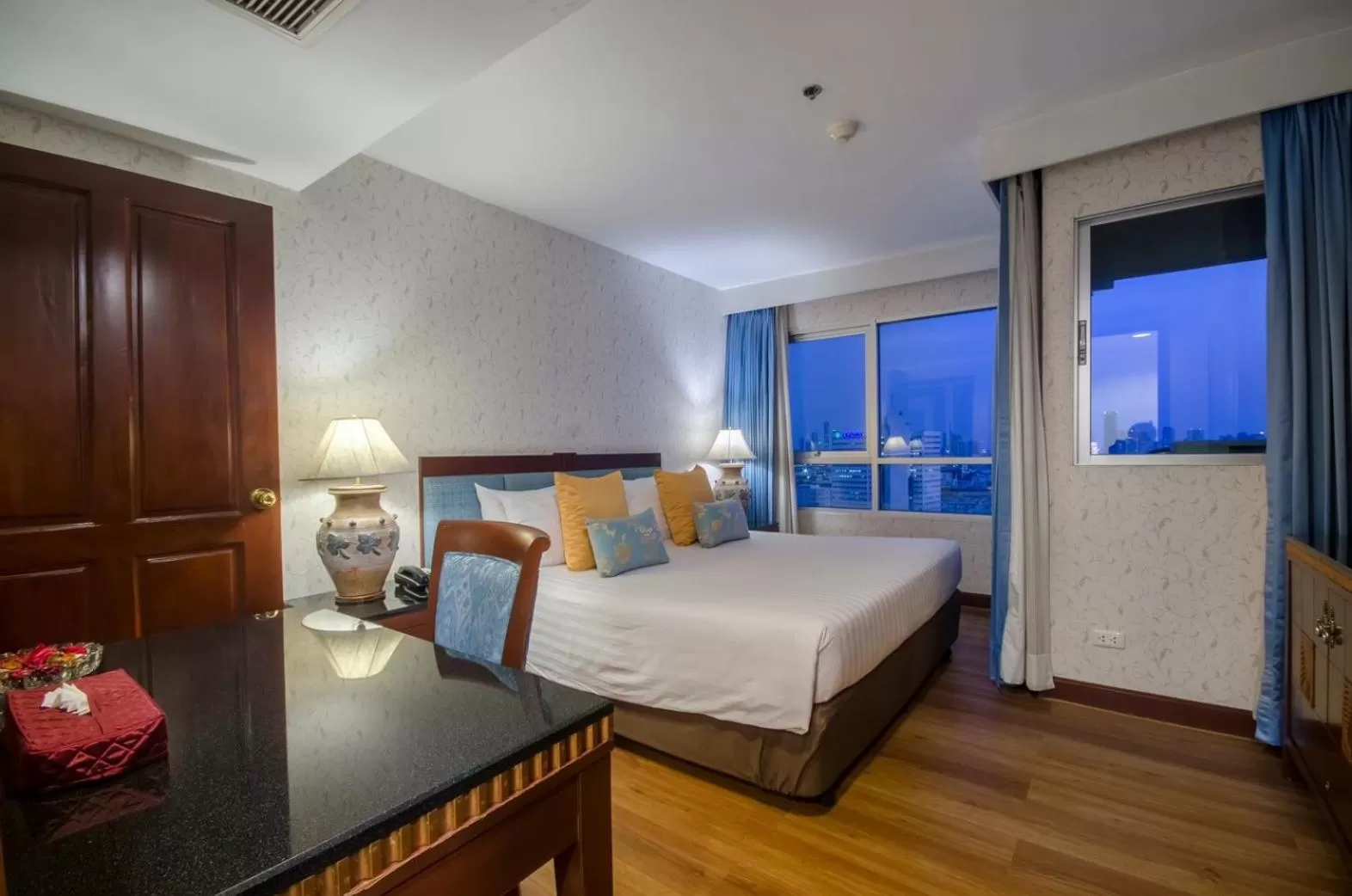 Photo of the whole room, Bed in Prince Palace Hotel Bangkok