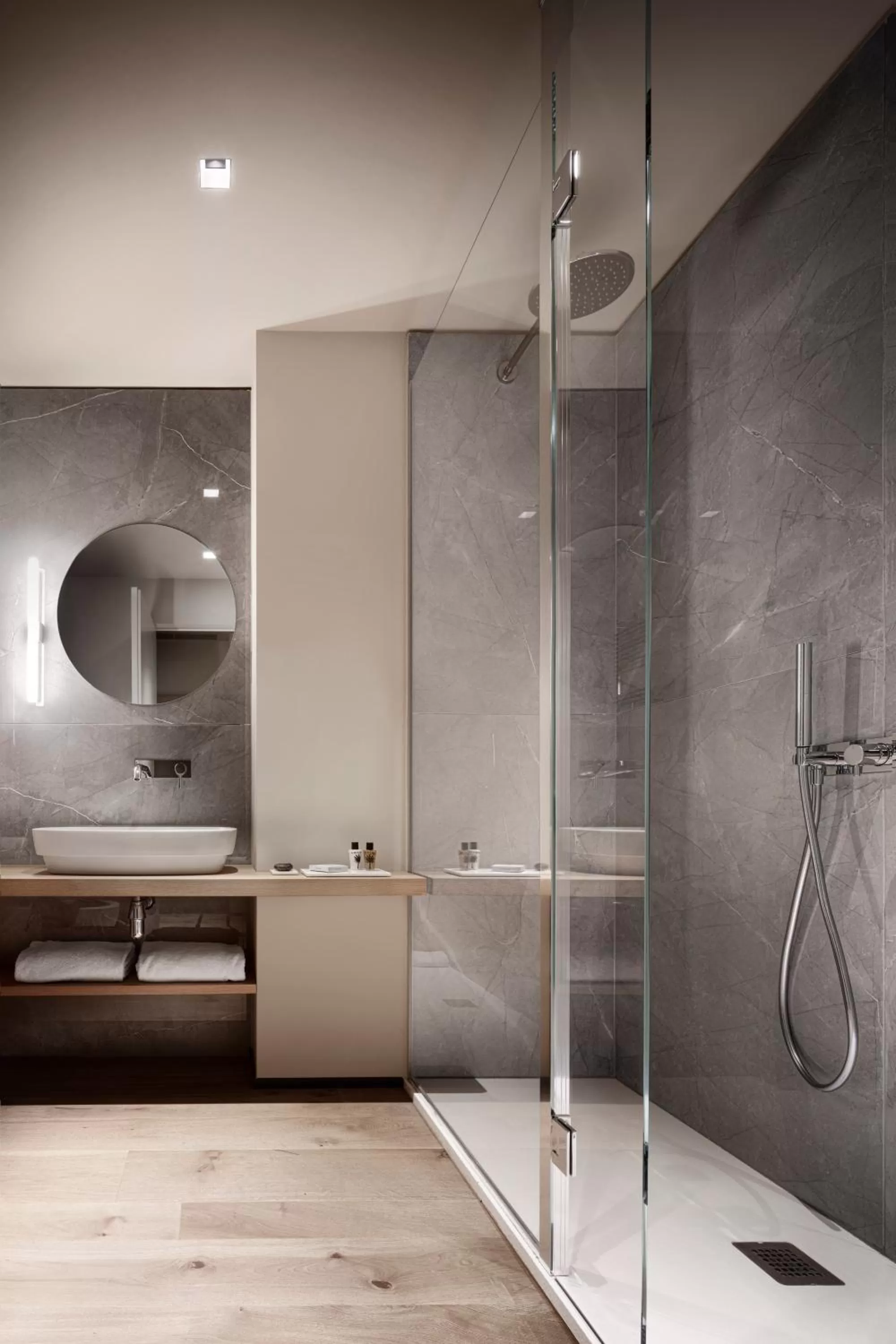 Shower in Speronari Suites