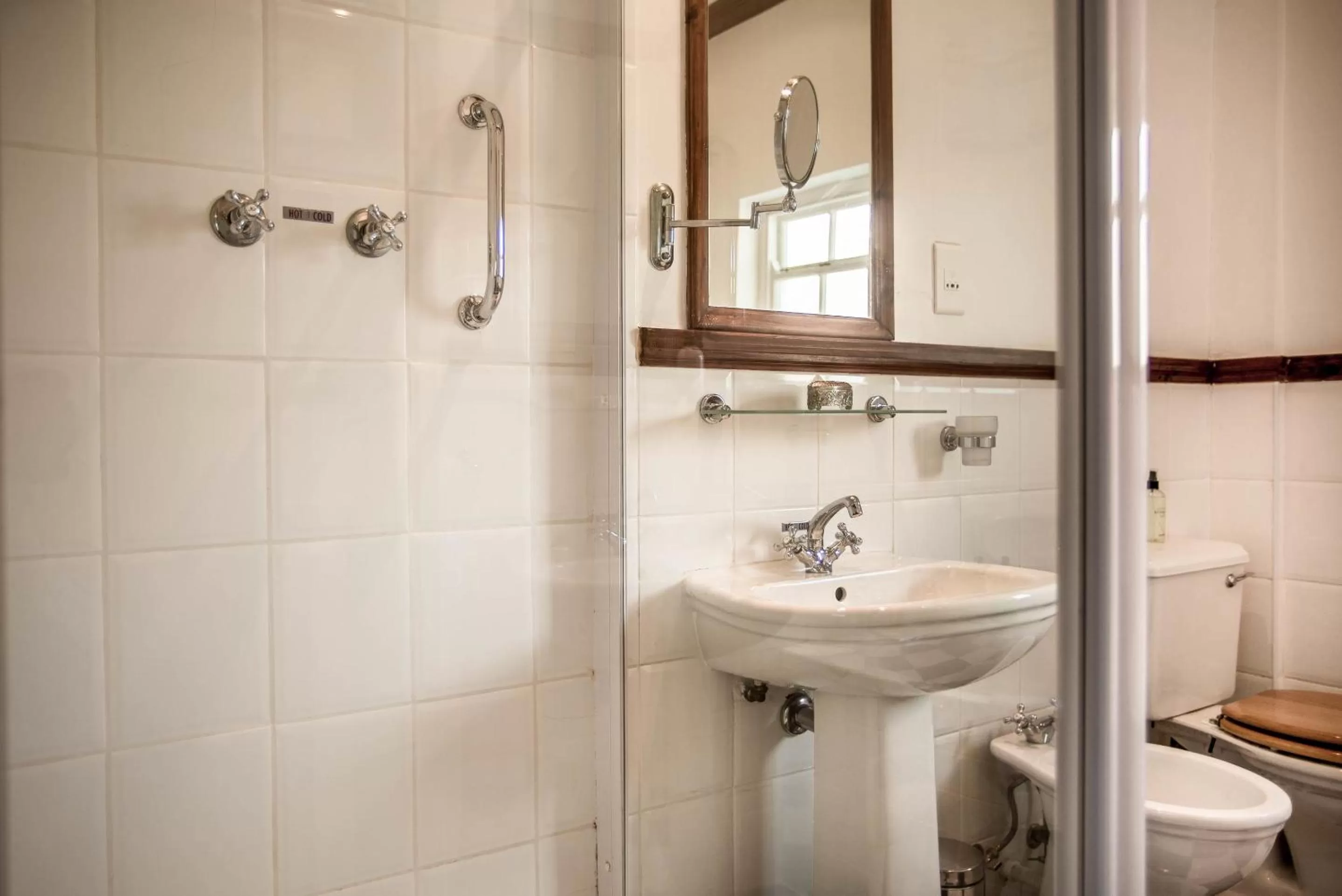 Bathroom in Eendracht Hotel