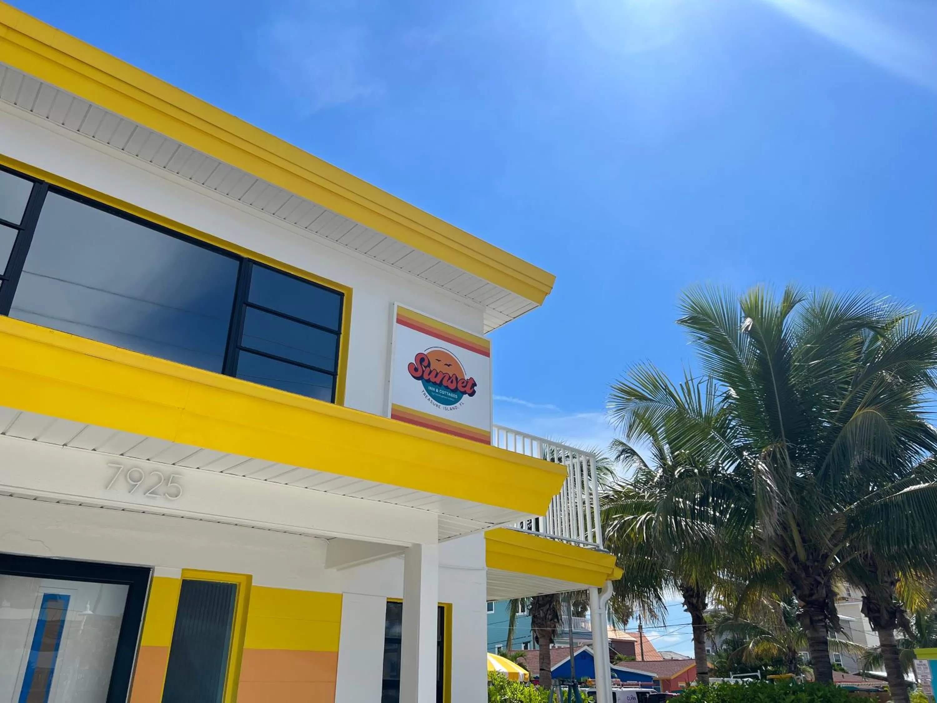 Property building in Sunset Inn and Cottages