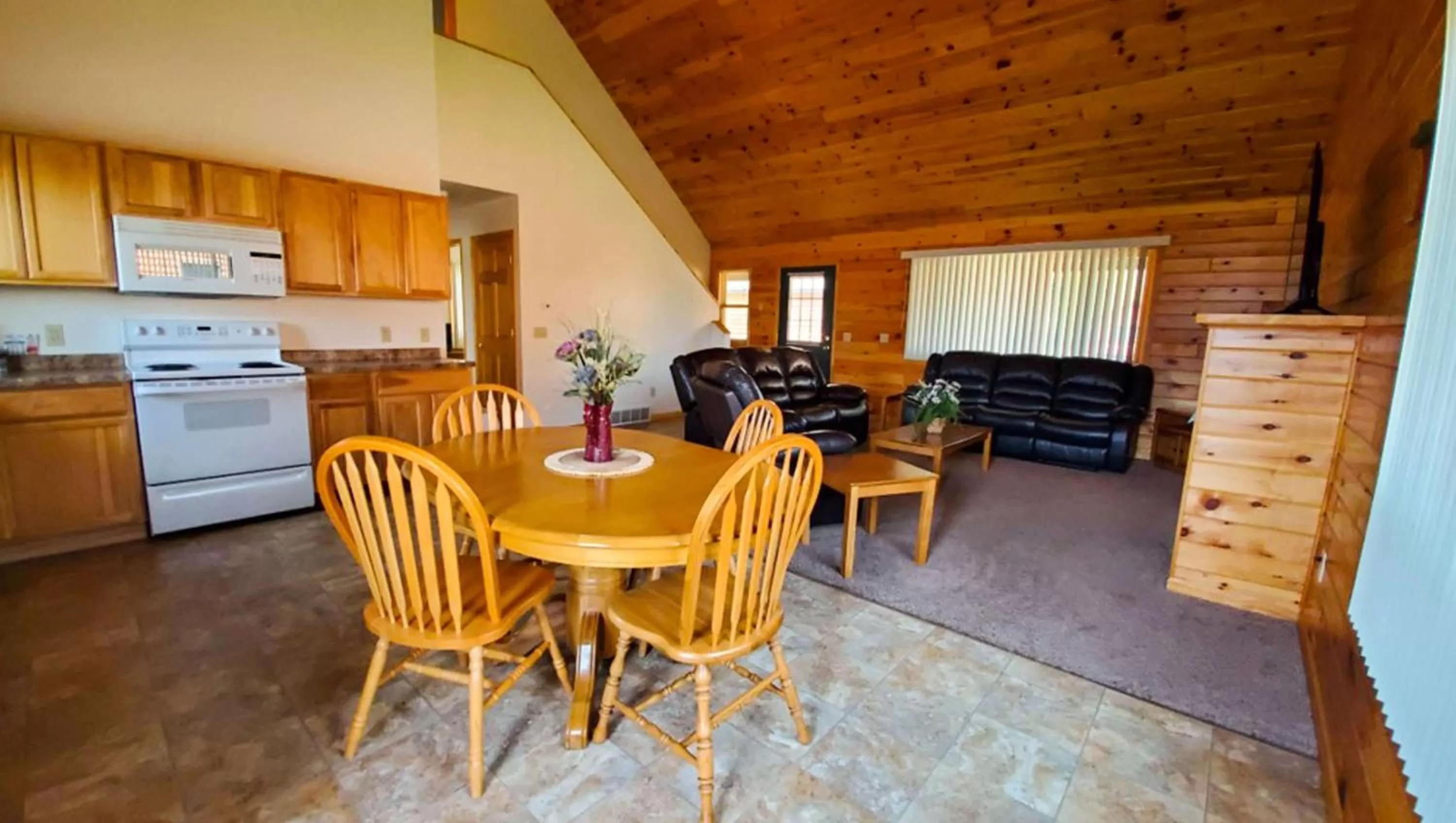 Photo of the whole room in Jasper Ridge Inn Ishpeming