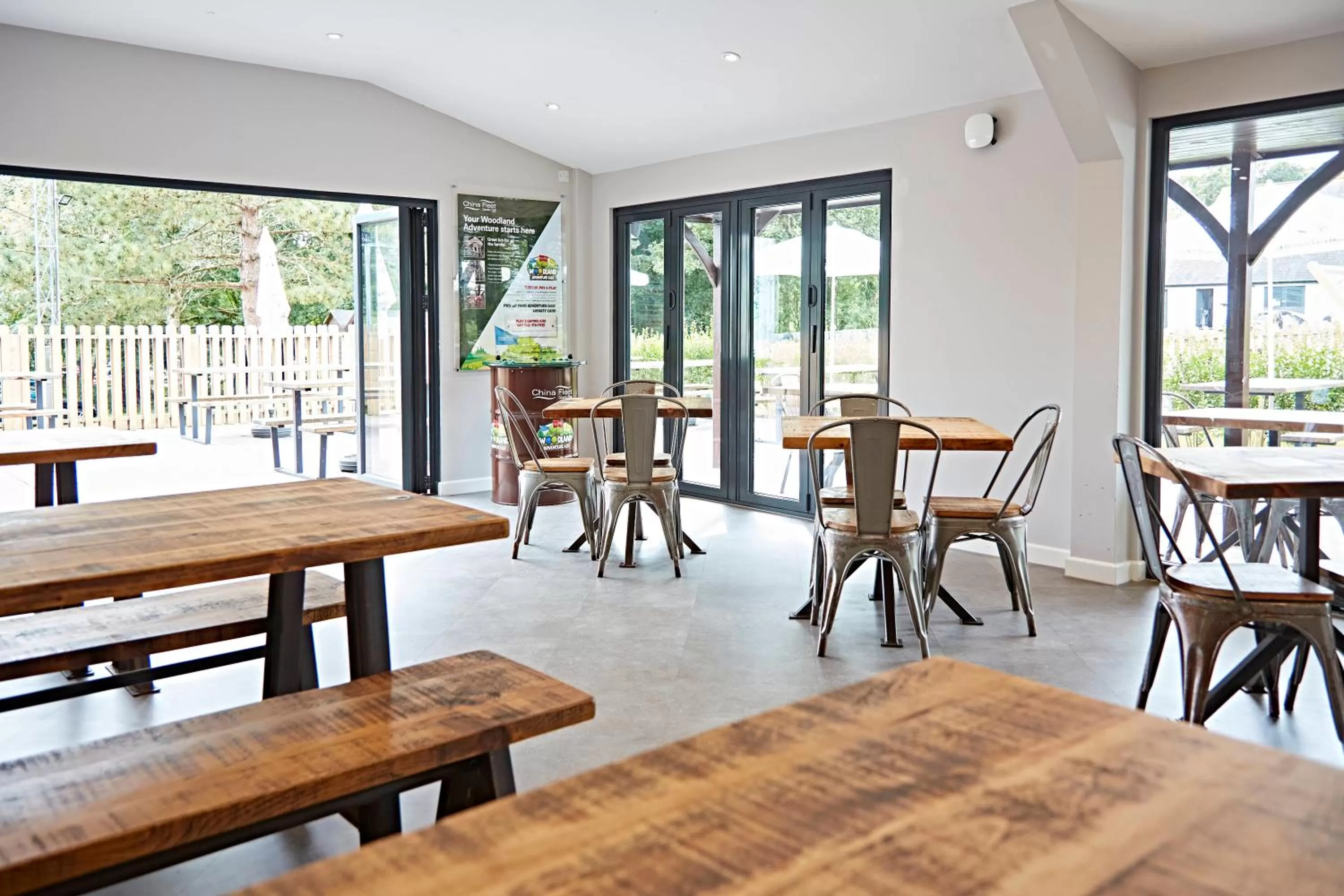 Restaurant/places to eat in China Fleet Country Club