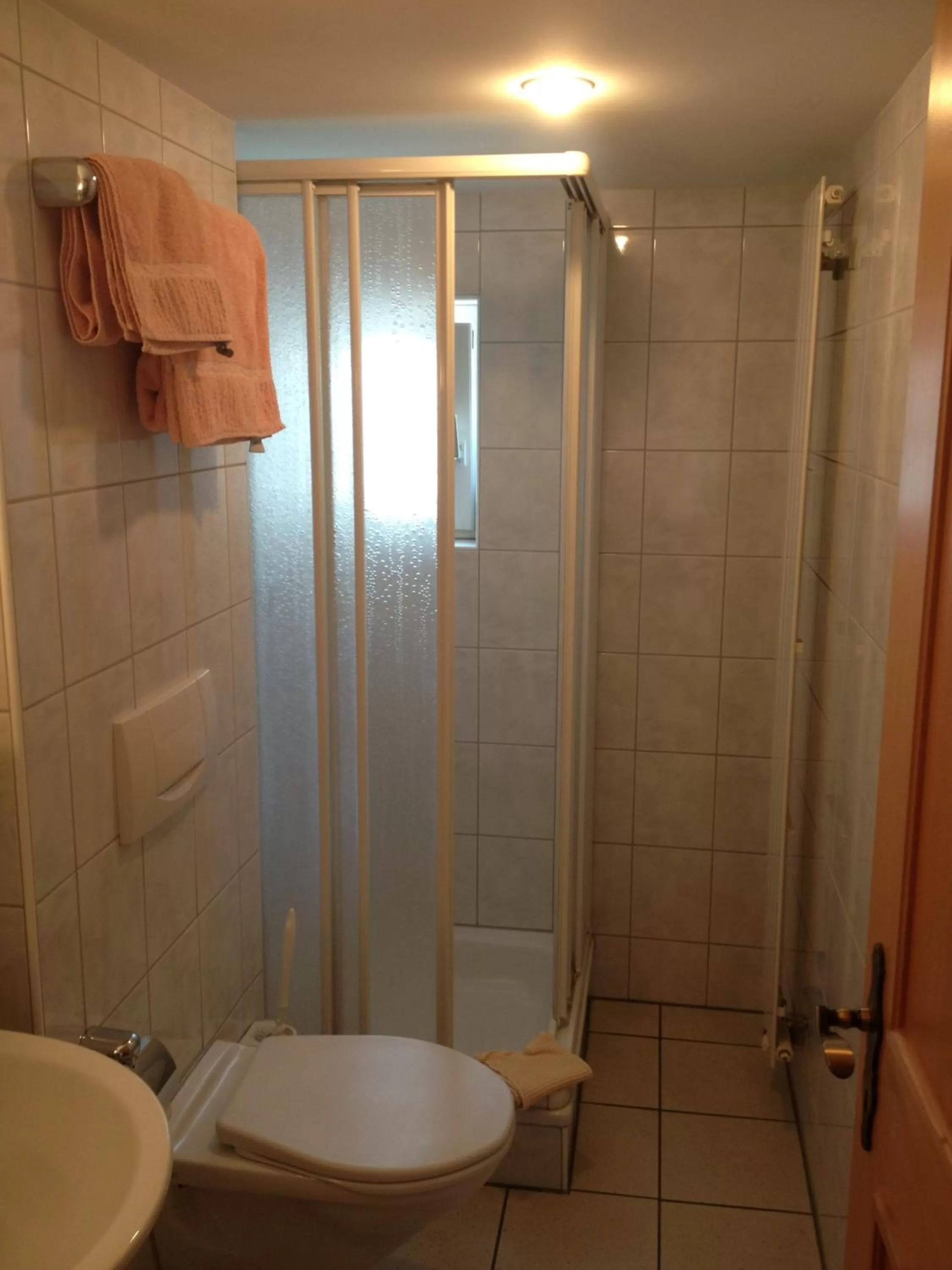 Bathroom in Café-Conditorei Hotel Huber