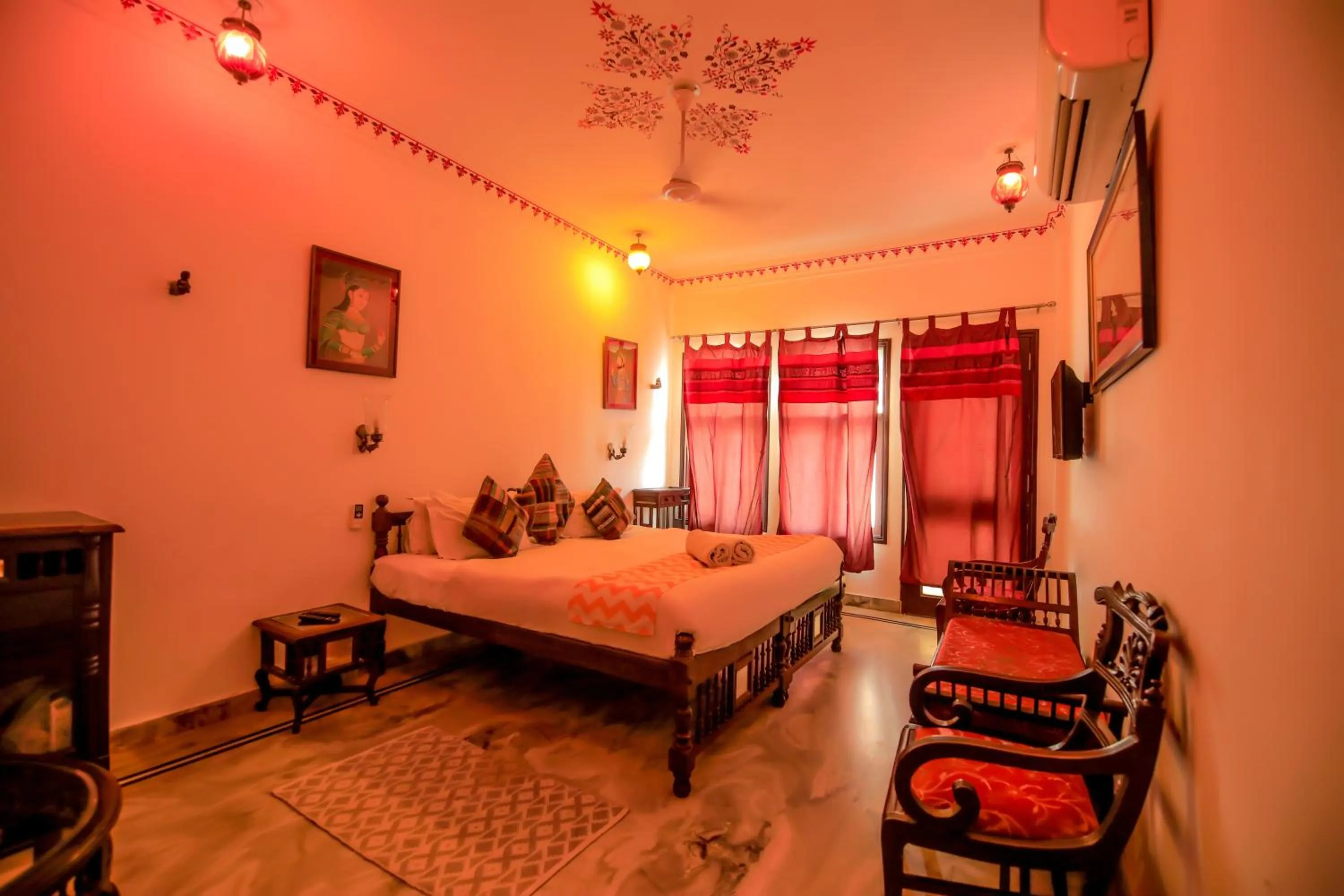 Photo of the whole room, Bed in Hotel Devraj Niwas on Lake Pichola