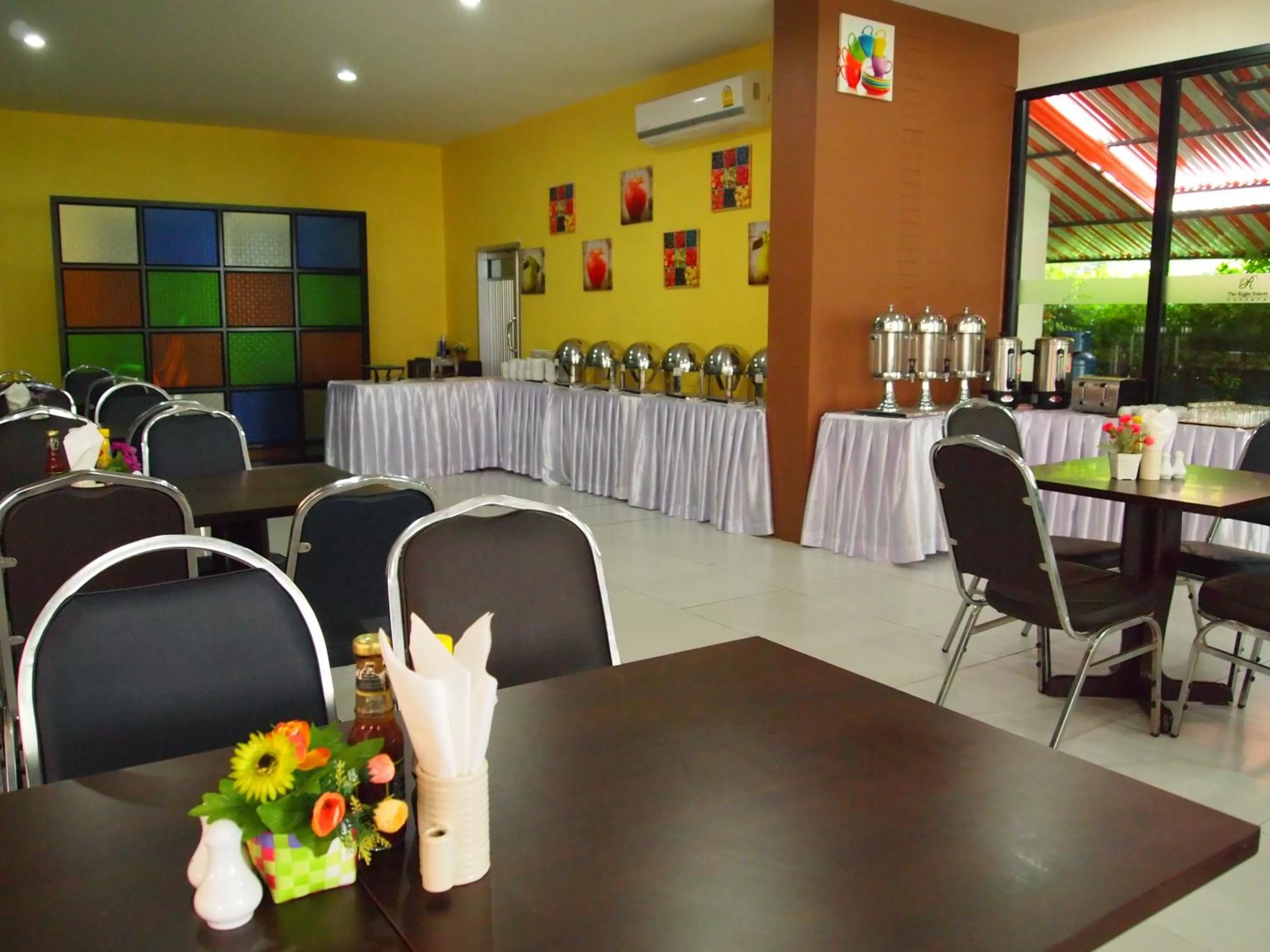 Restaurant/places to eat in The Right Resort