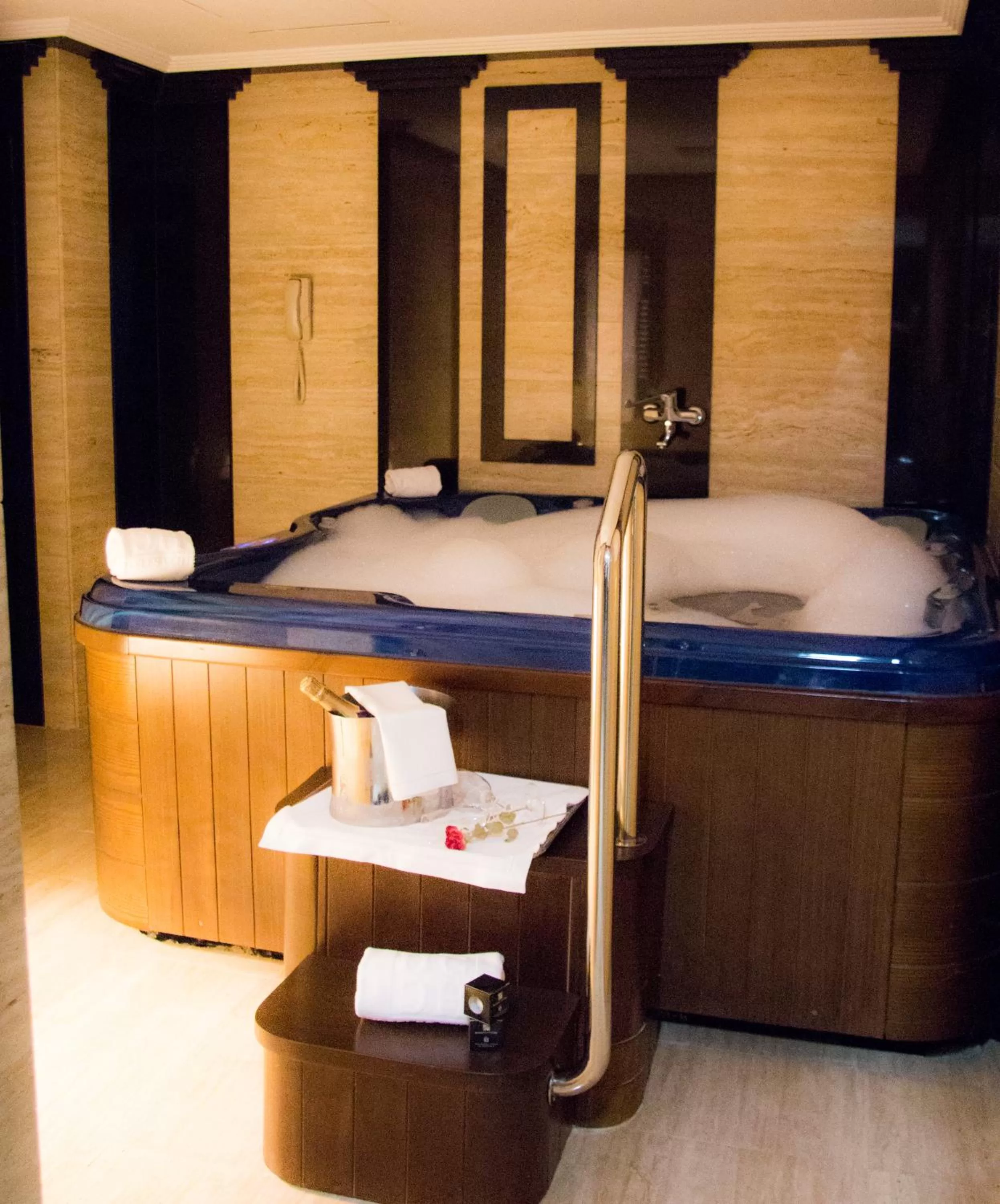 Bathroom, Bed in Hotel Cordoba Center