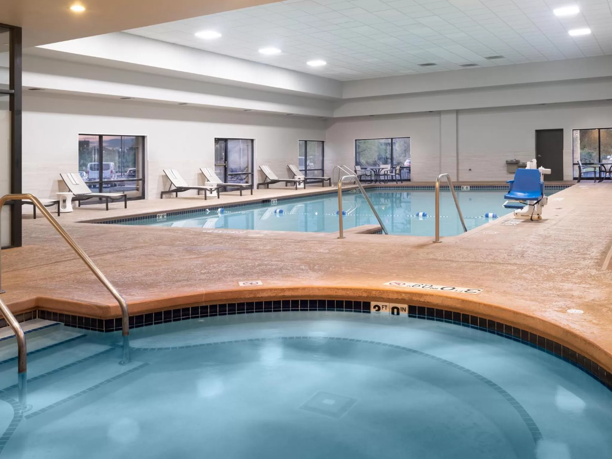 Swimming pool in Crowne Plaza Milwaukee Airport by IHG