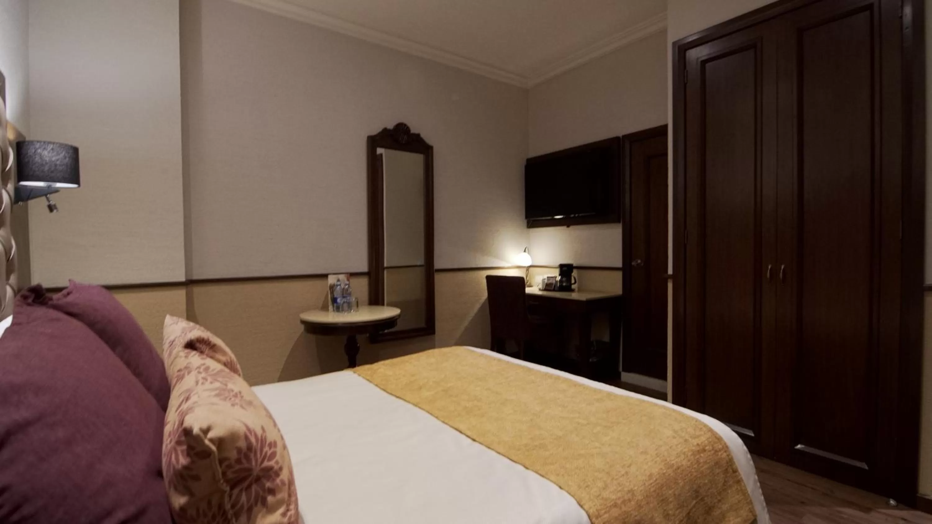 Bed in Hotel Morales Historical & Colonial Downtown Core