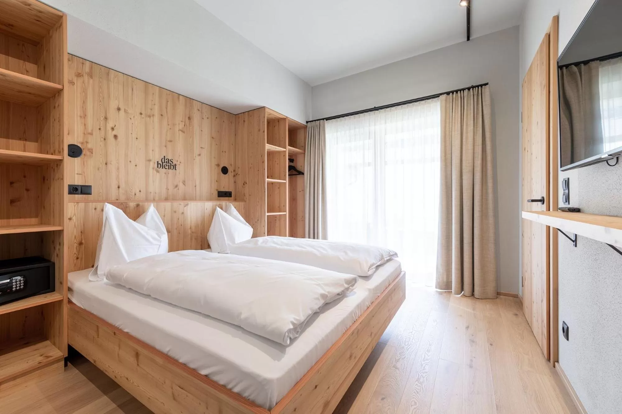 Bedroom, Bed in das bleibt Alpine Suites