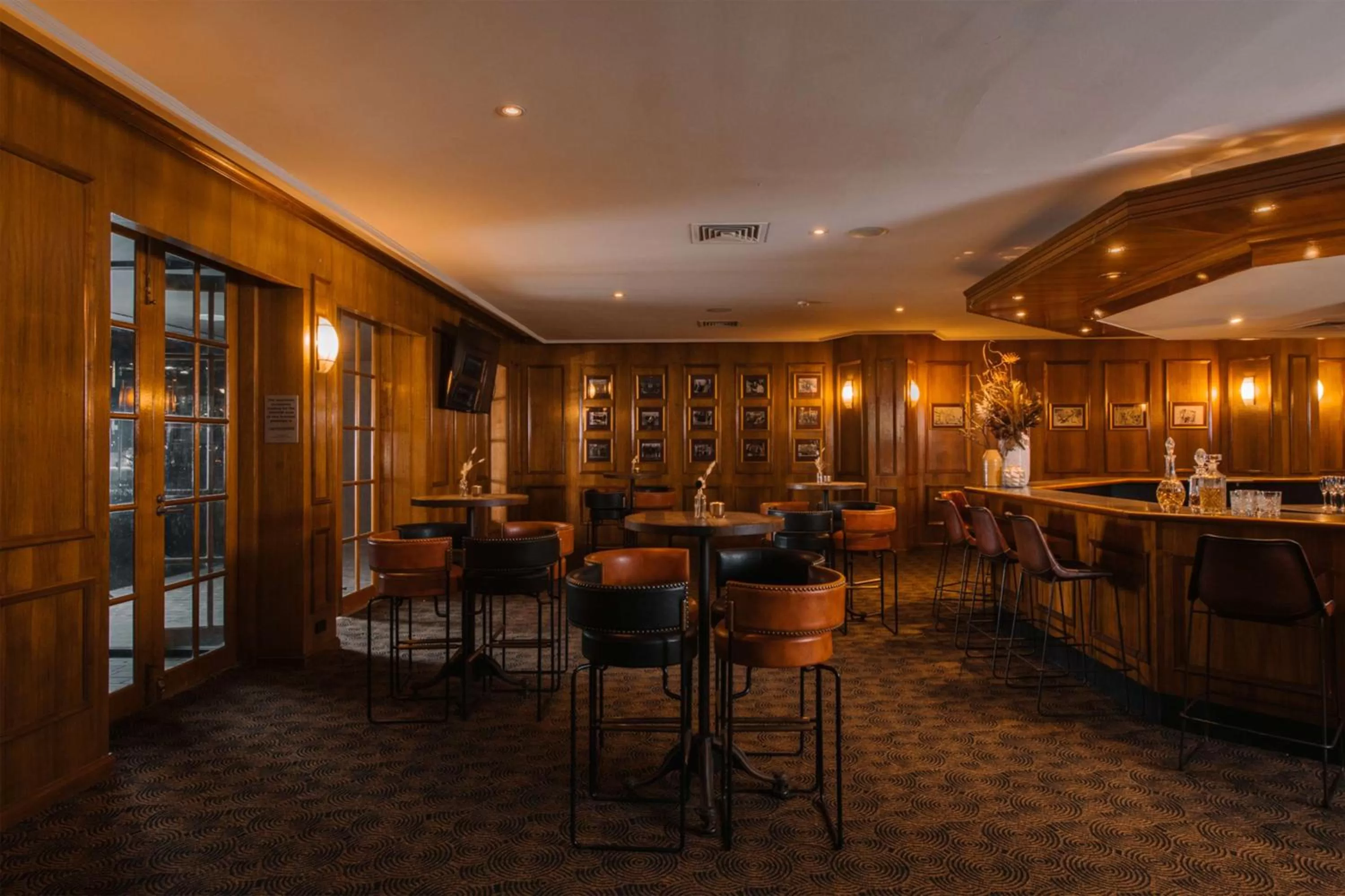 Lounge or bar in QT Canberra