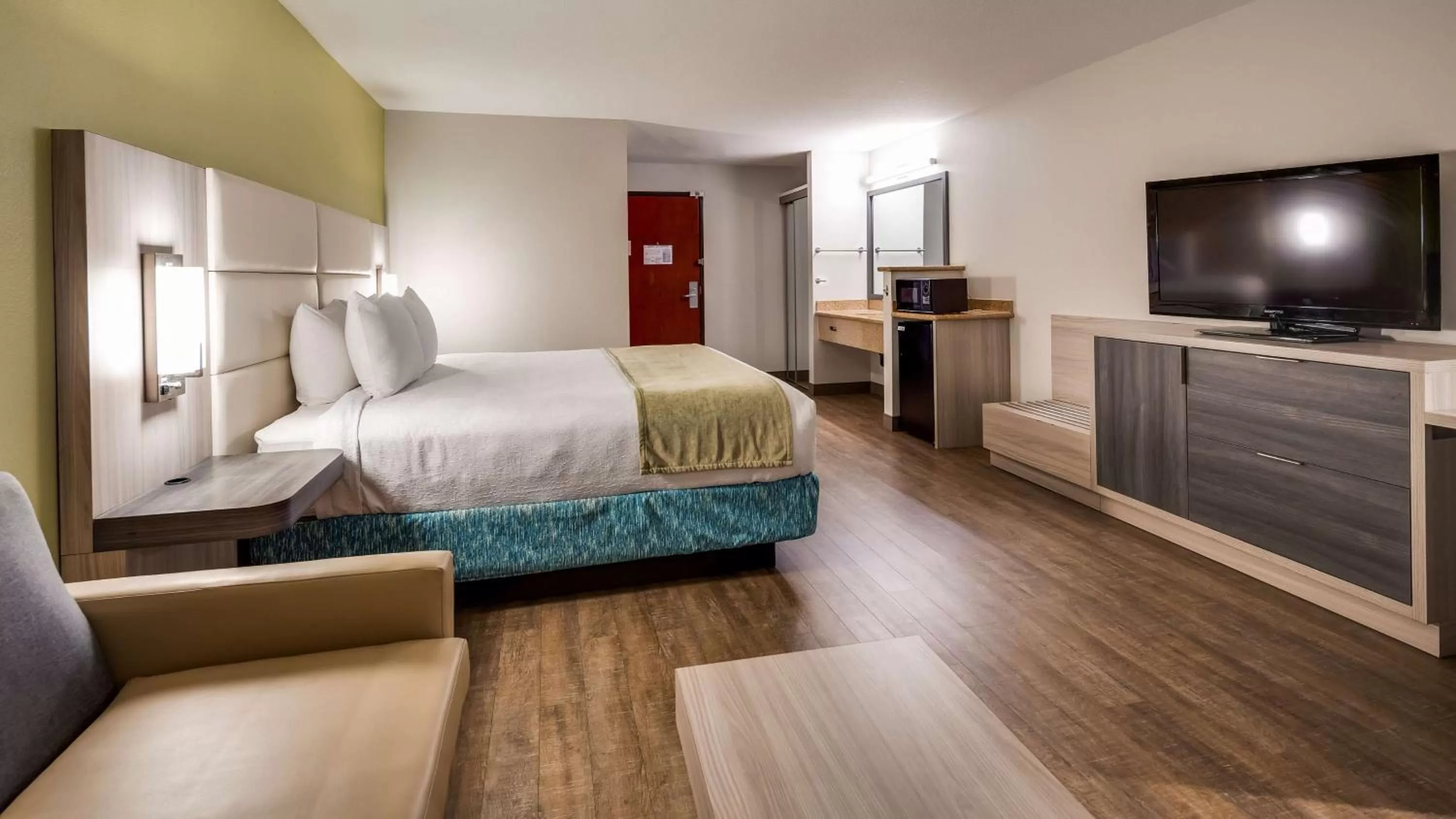 Photo of the whole room, Bed in Best Western Sandy Inn