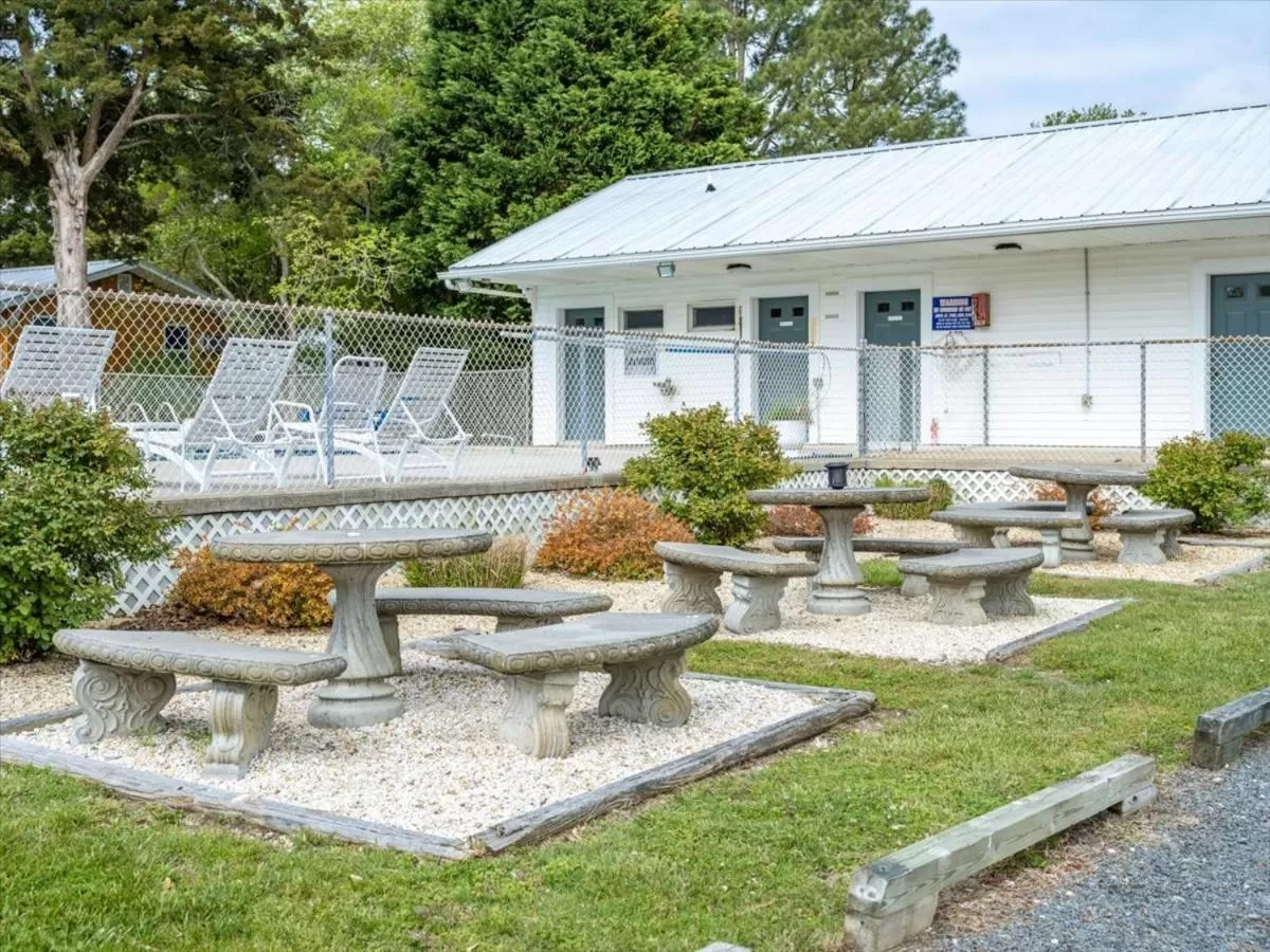 Property building in Beach Bum West-O Motel