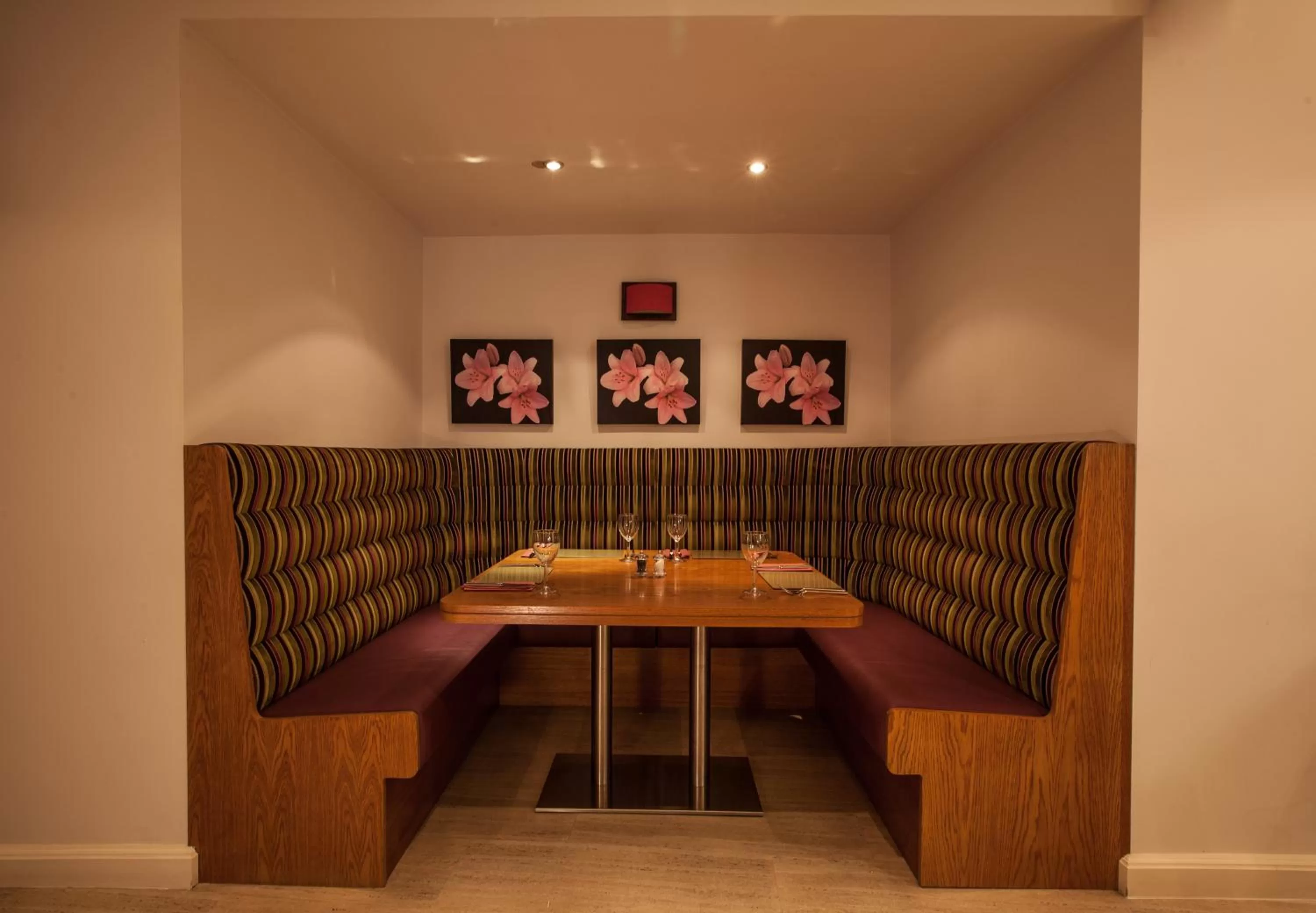 Restaurant/places to eat in New Continental Hotel; Sure Hotel Collection by Best Western