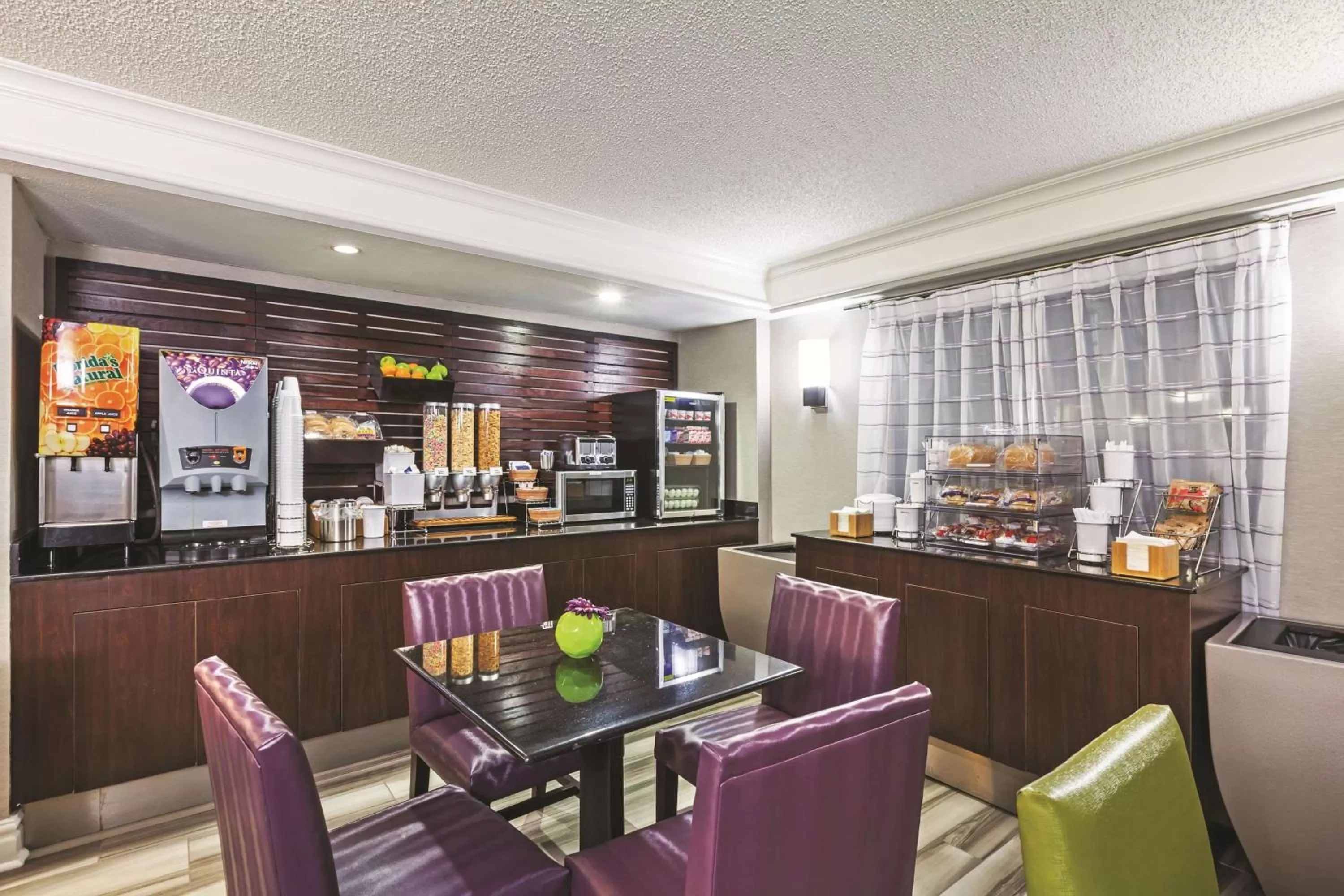 Restaurant/places to eat in La Quinta Inn by Wyndham Midland