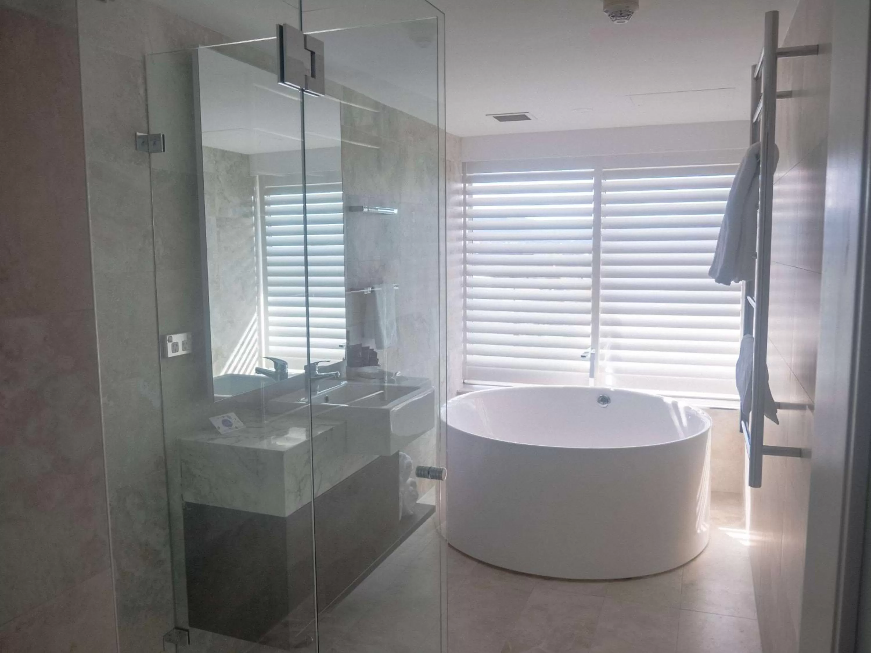 Photo of the whole room in Novotel Wollongong Northbeach